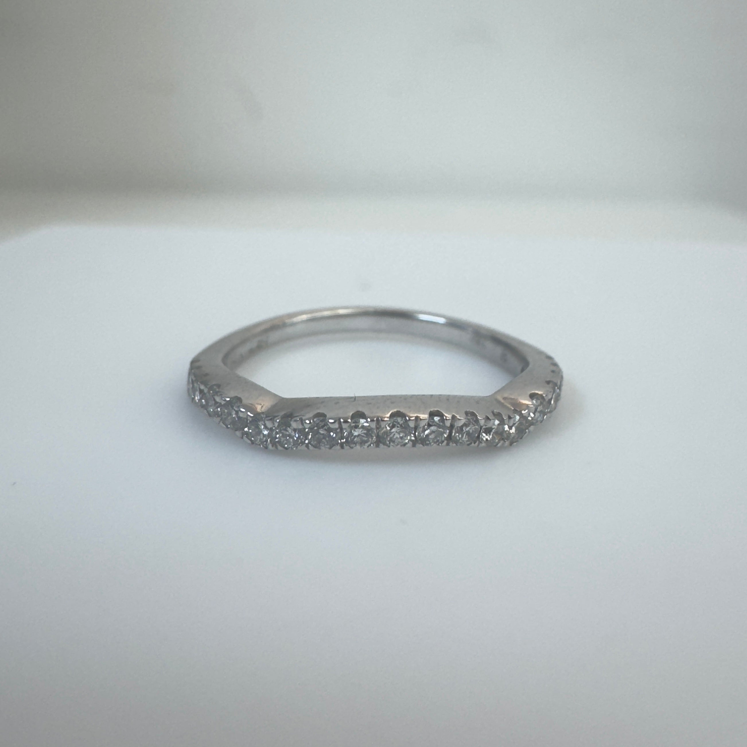 טבעת פס יהלומים טבעיים 0.30 קראט צבע F ניקיון VS זהב 14K לבן מק"ט 298