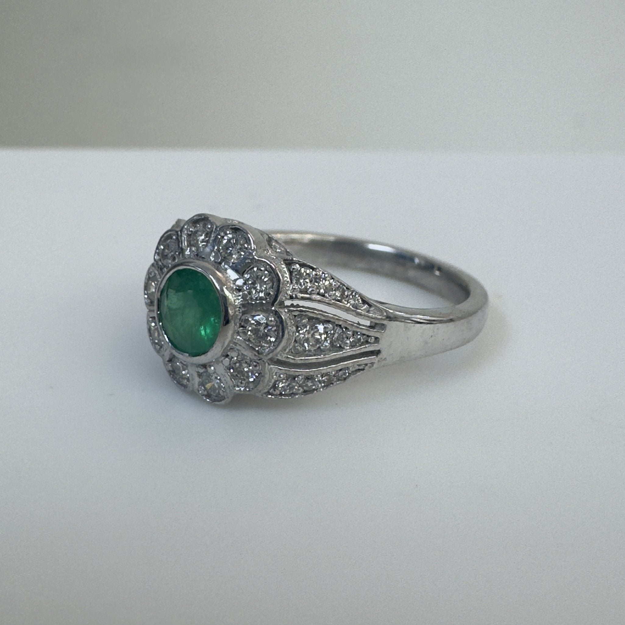 טבעת בסגנון וינטג׳ בעיצוב פרח משובצת אמרלד טבעית 0.50 קראט ויהלומים טבעיים 0.40 קראט צבע F ניקיון VS זהב 14K לבן מרכזית מק״ט 2051