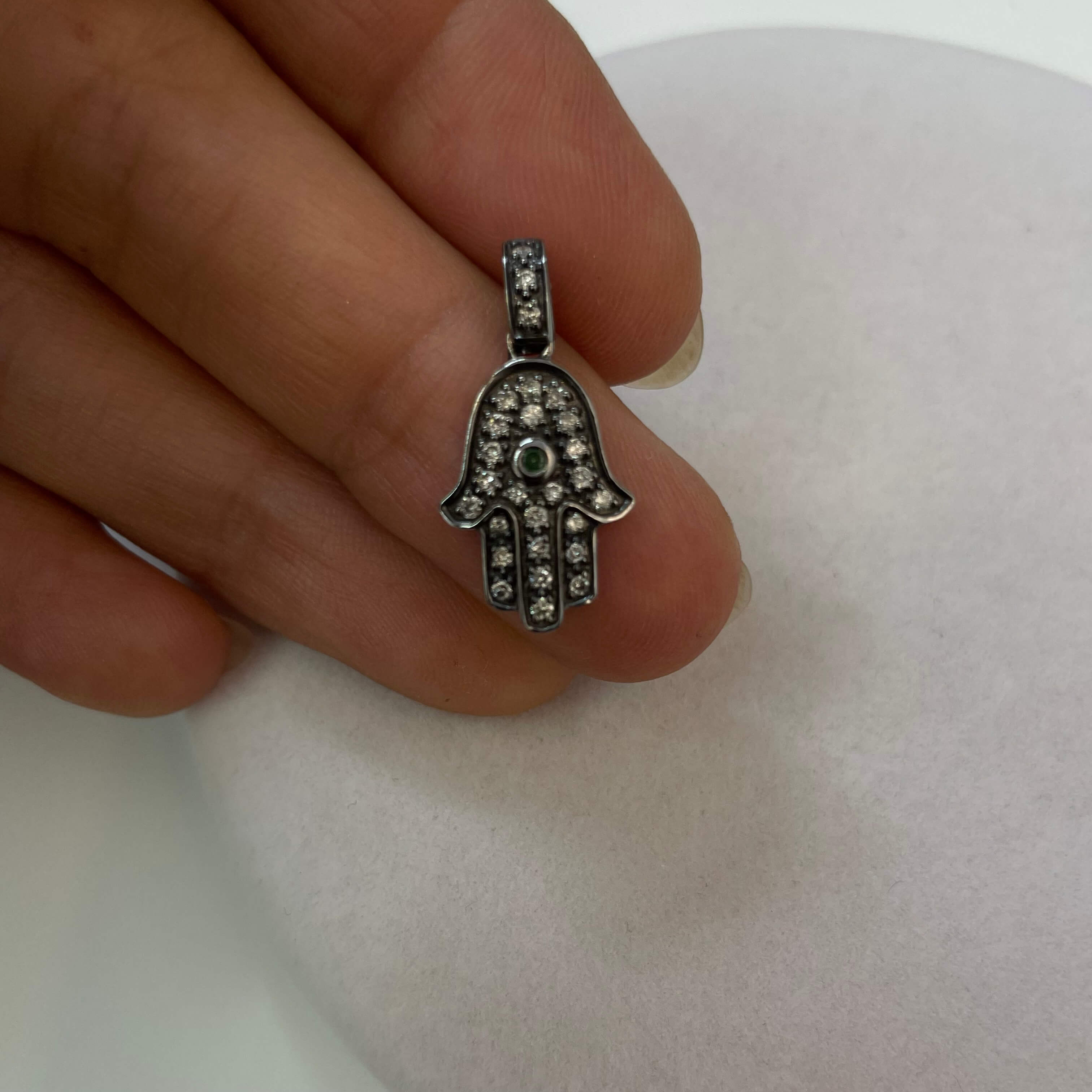 תליון חמסה יהלומים טבעיים ואבן חן ירוקה 0.28 קראט יהלומים צבע F ניקיון VS-SI זהב 14K ברודיום שחור מק״ט 724