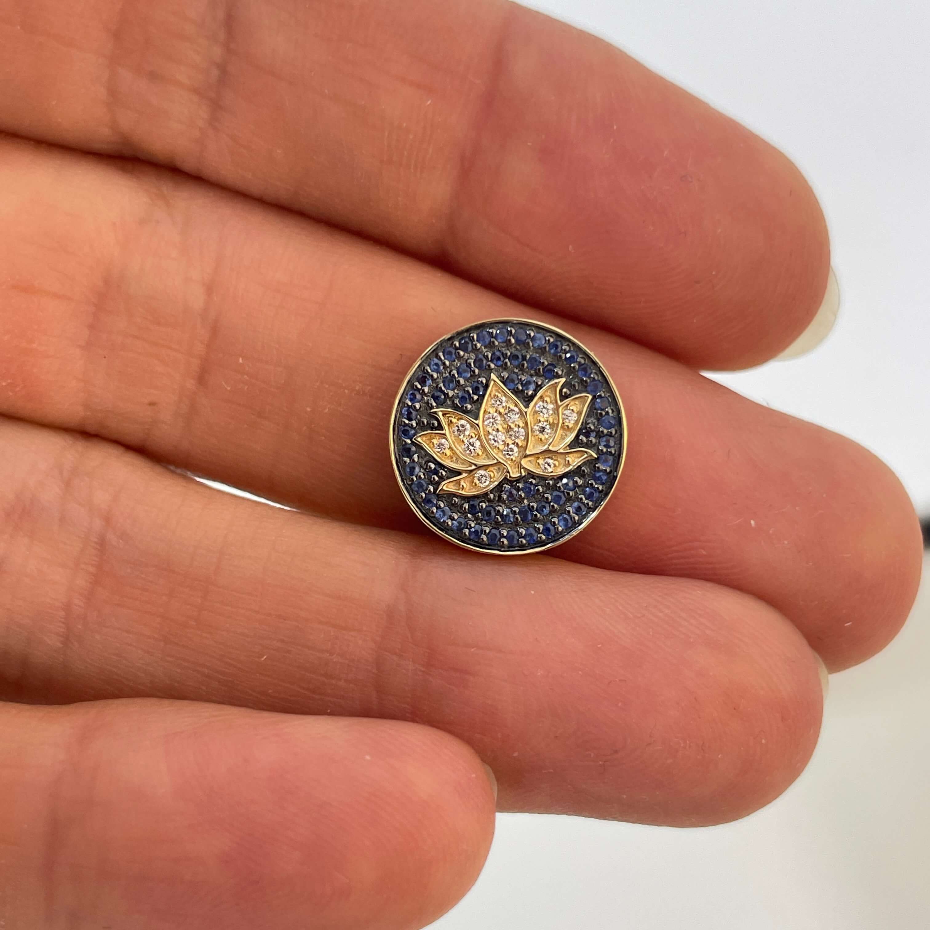 תליון עגול בעיצוב פרח משובץ 0.22 קראט יהלומים ואבני ספיר טבעיות יהלומים צבע F ניקיון VS-SI זהב 14K צהוב מק״ט 661