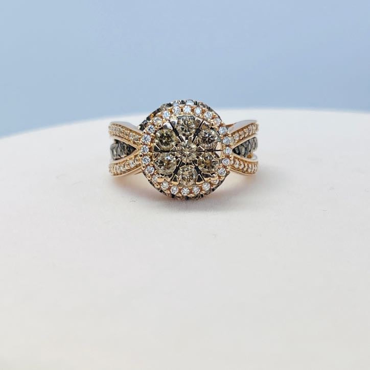 טבעת פרח היילו 1.10 קראט יהלומים חומים ולבנים טבעיים צבע F ניקיון VS זהב 14K רוז גולד מק״ט 555