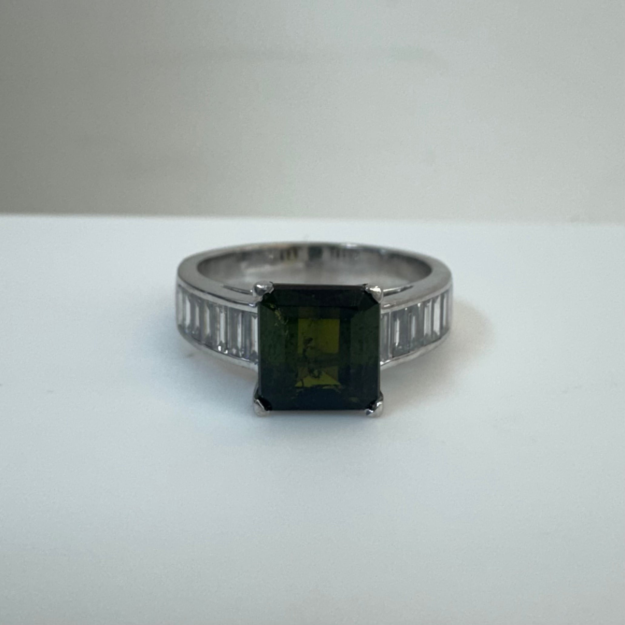 טבעת משובצת טורמלין ירוקה מרכזית טבעית 2.02 קראט ויהלומי בגטים טבעיים 0.74 קראט צבע F ניקיון VS זהב 18K לבן מק״ט 747