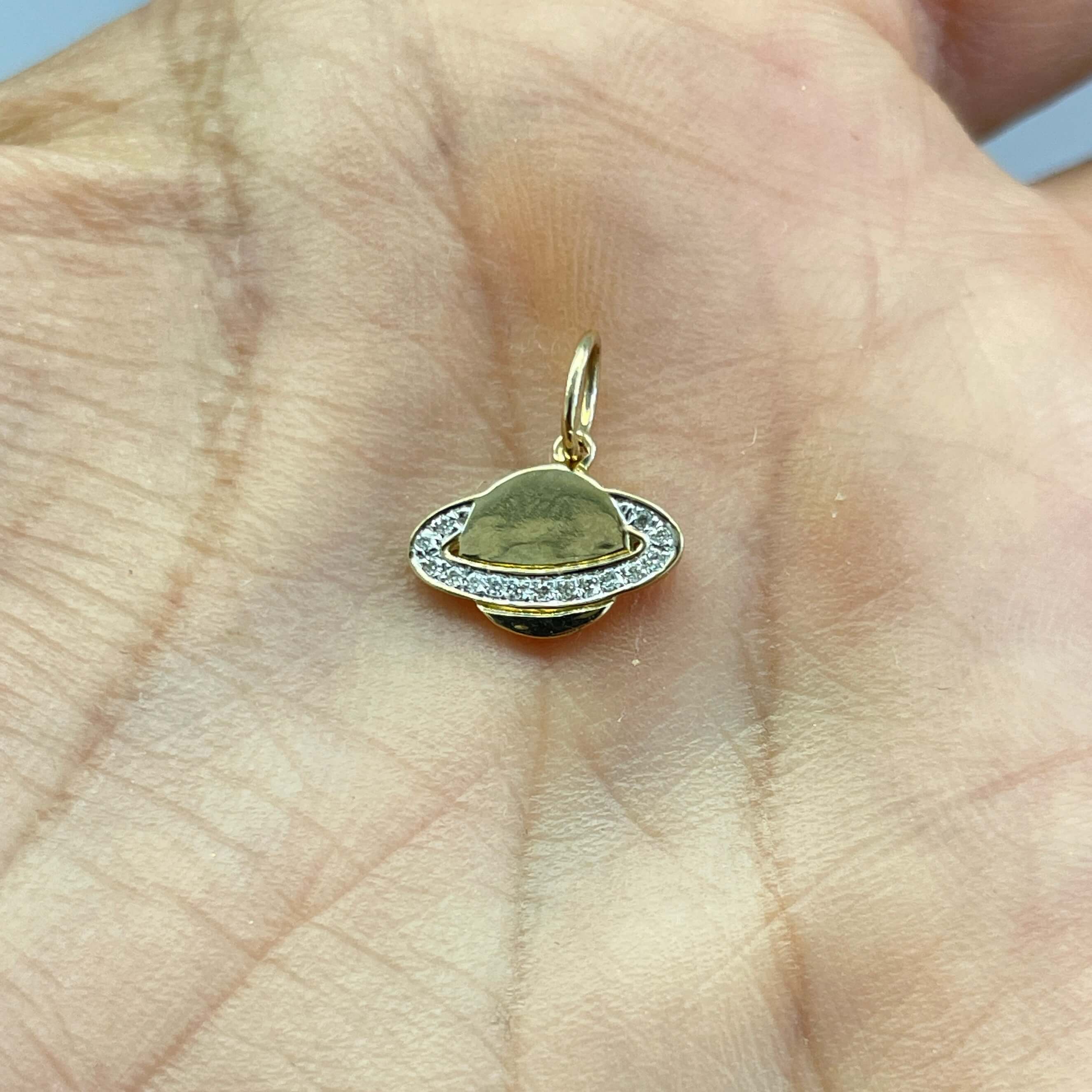 תליון יהלומים טבעיים בצורת כוכב שבתאי 0.03 קראט צבע F ניקיון VS זהב צהוב 14K מק״ט 626