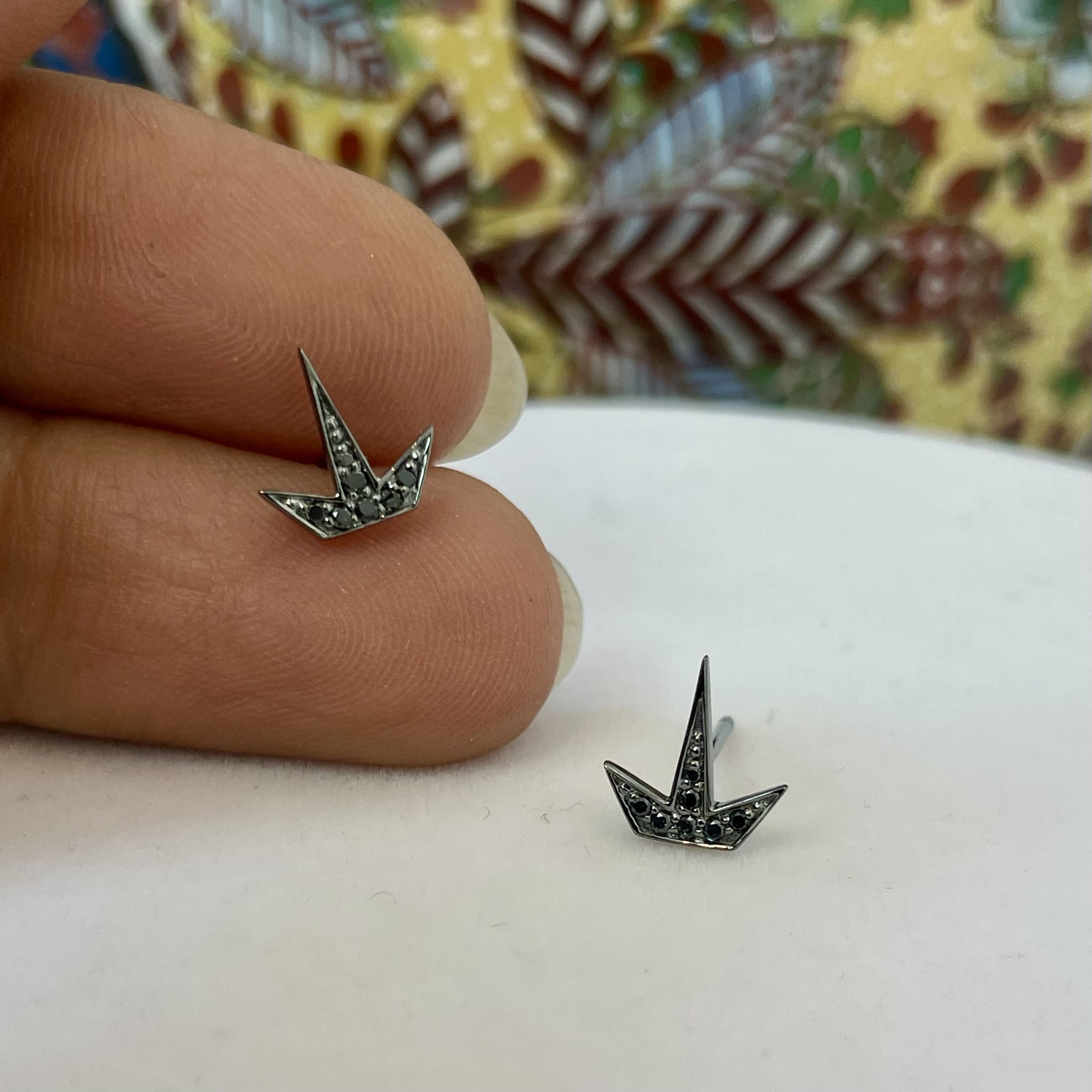 עגילים משובצים יהלומים שחורים טבעיים 0.07 קראט זהב 14K ברודיום שחור (מגיעים עם סוגרים) מק"ט 791