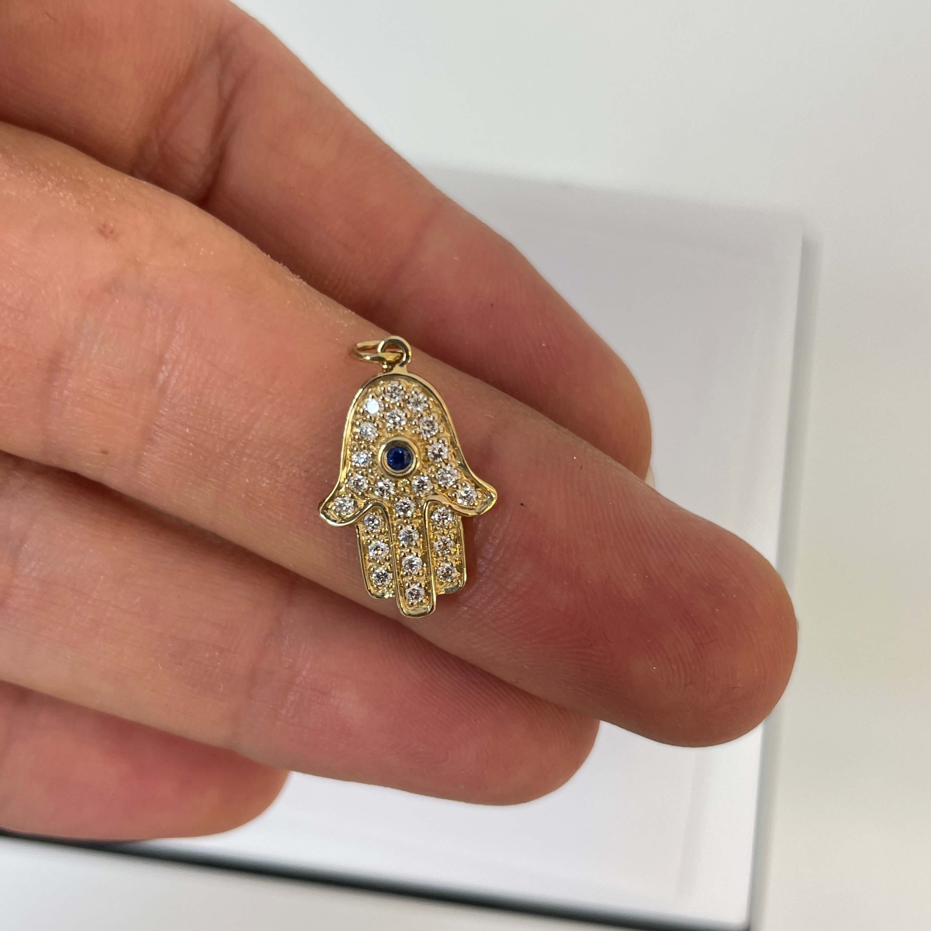 תליון חמסה יהלומים ואבן ספיר טבעיים 0.22 קראט יהלומים צבע F ניקיון VS-SI זהב 14K צהוב מק״ט 640