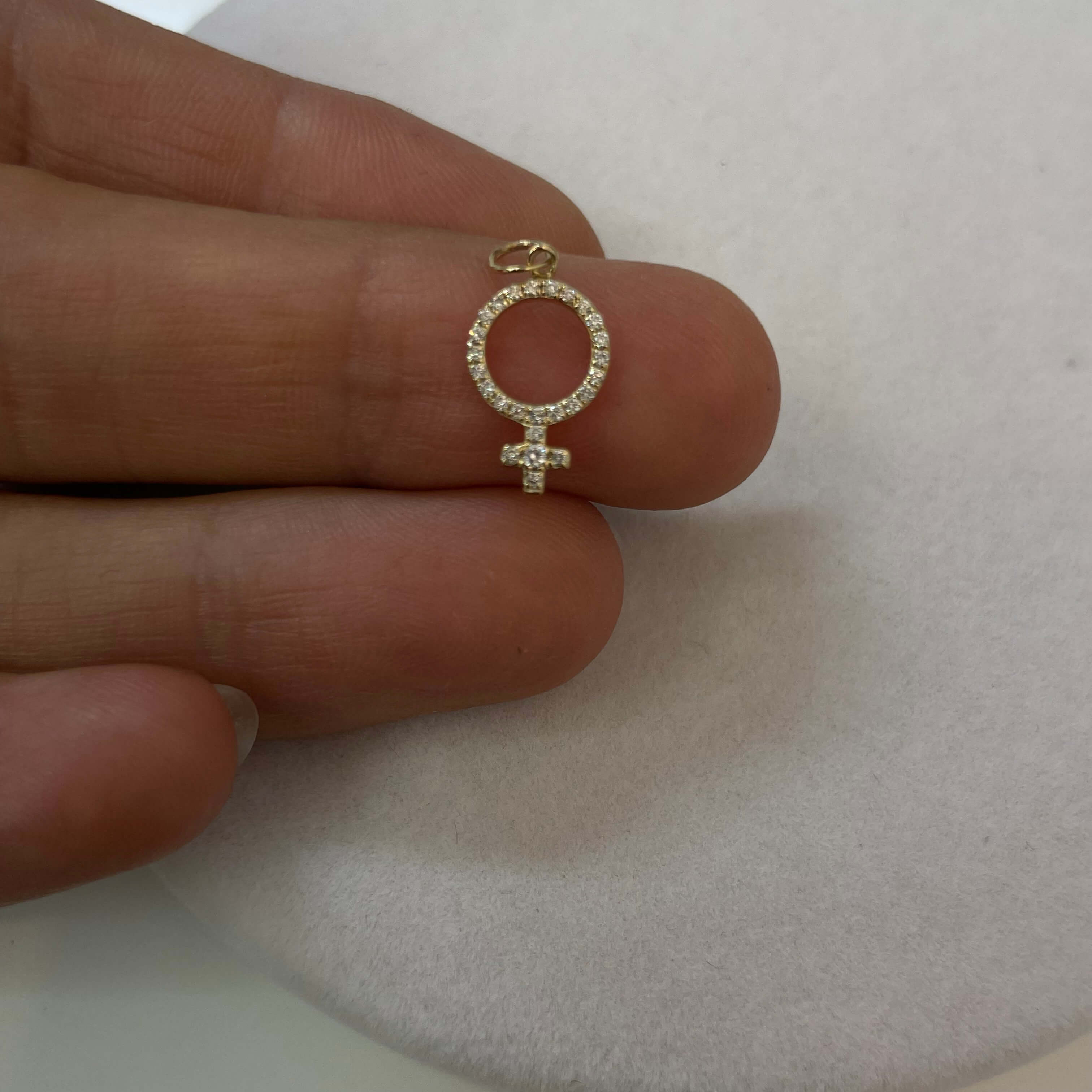 תליון יהלומים טבעיים בצורת סמל אישה 0.09 קראט צבע F ניקיון VS-SI זהב צהוב 14K מק״ט 712