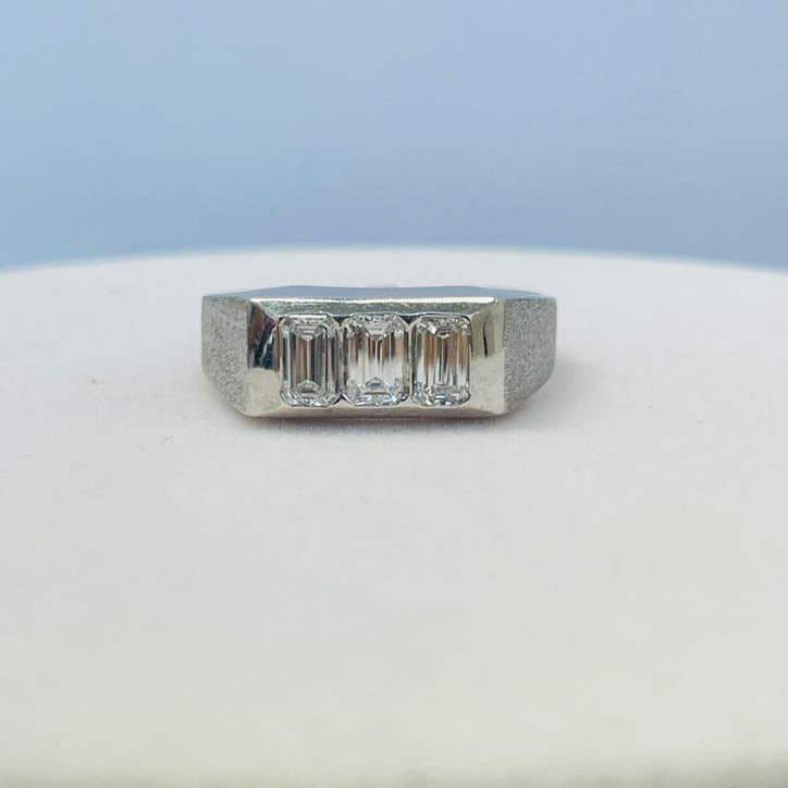 טבעת 3 יהלומים טבעיים חיתוך אמרלד 1.20 קראט צבע E ניקיון VS זהב 14K לבן מק״ט 565