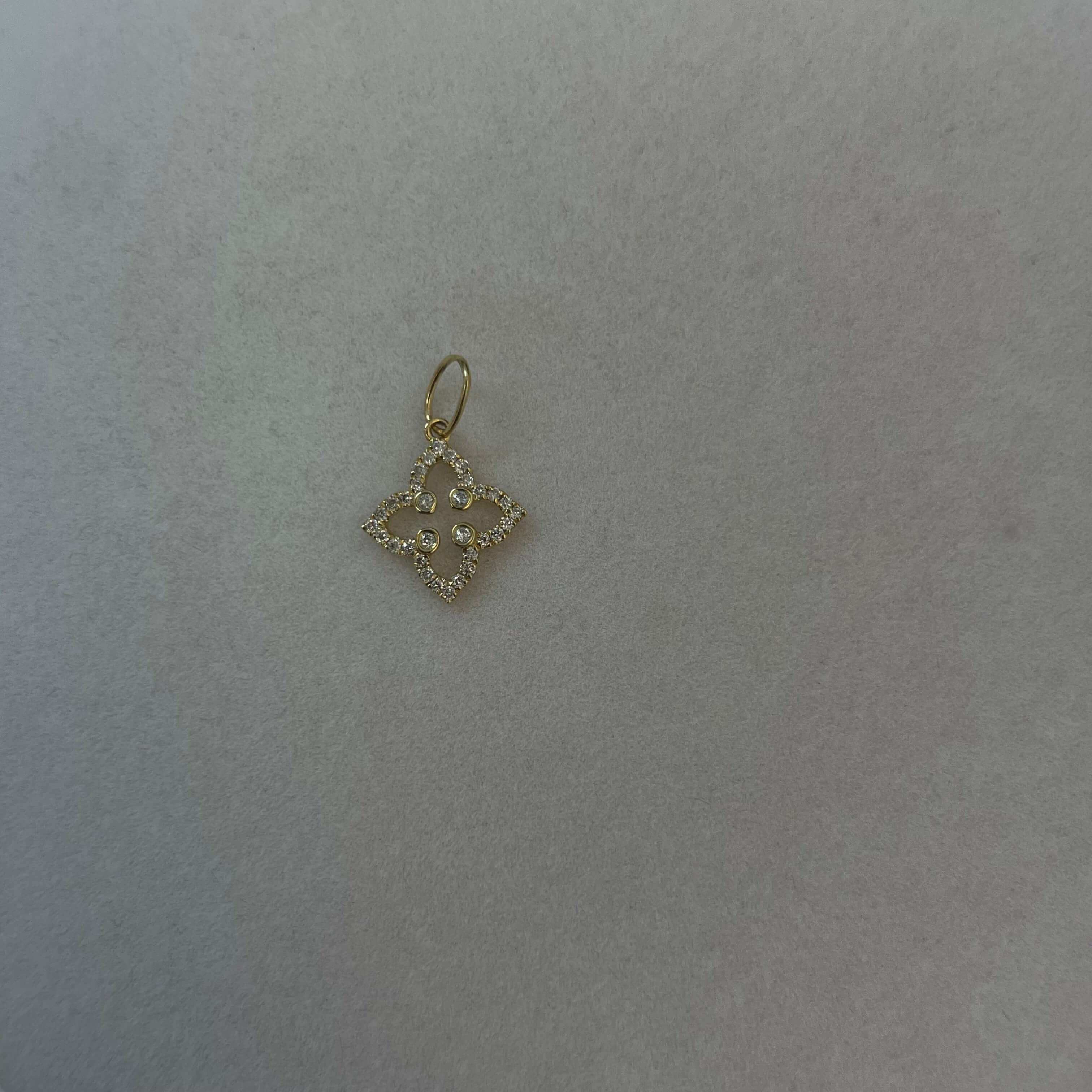 תליון יהלומים טבעיים בצורת פרח 0.10 קראט צבע F ניקיון VS-SI זהב 14K צהוב מק״ט 710