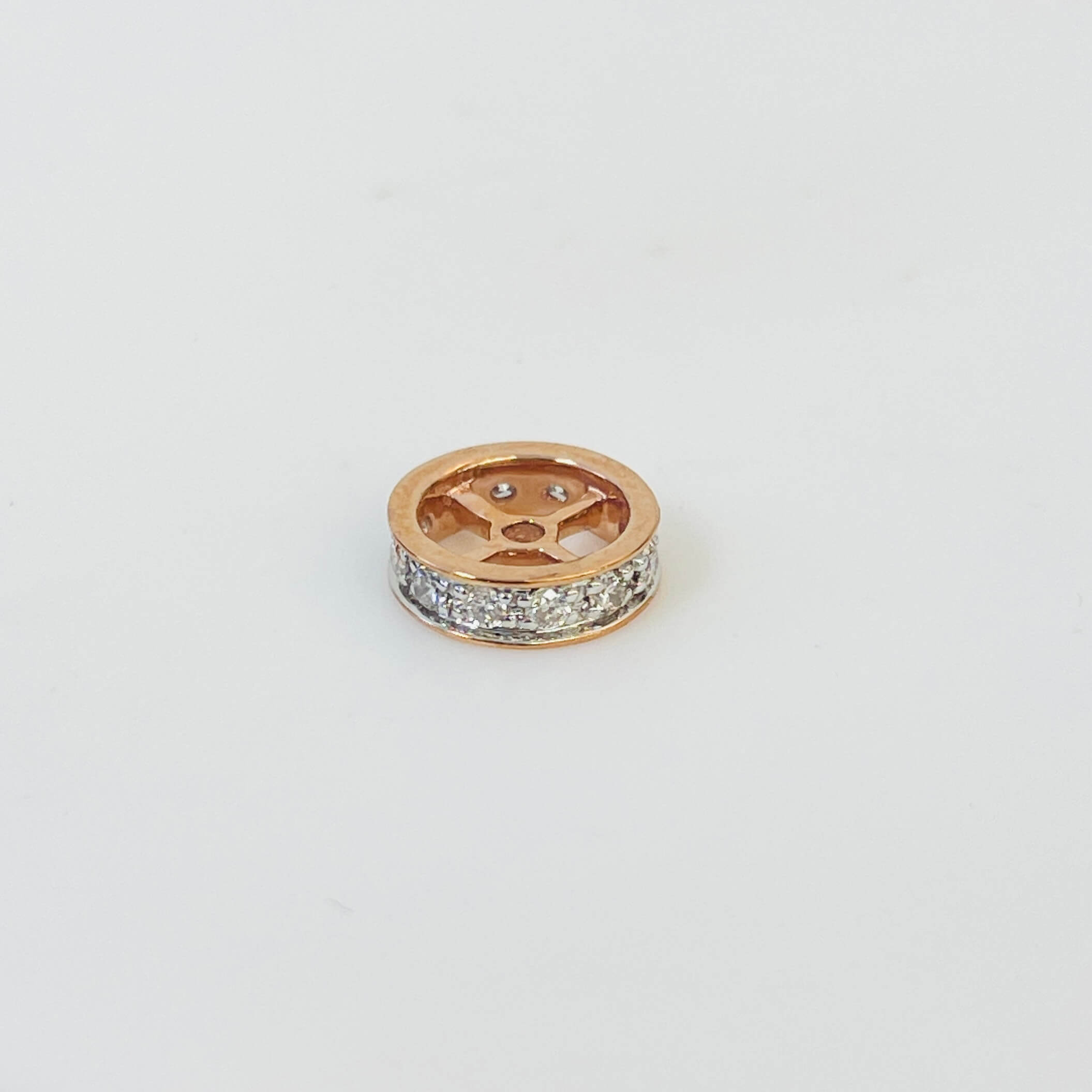 תליון יהלומים טבעיים צורת גליל קטן 0.13 קראט צבע F ניקיון VS-SI זהב 14K רוז גולד מק״ט 657