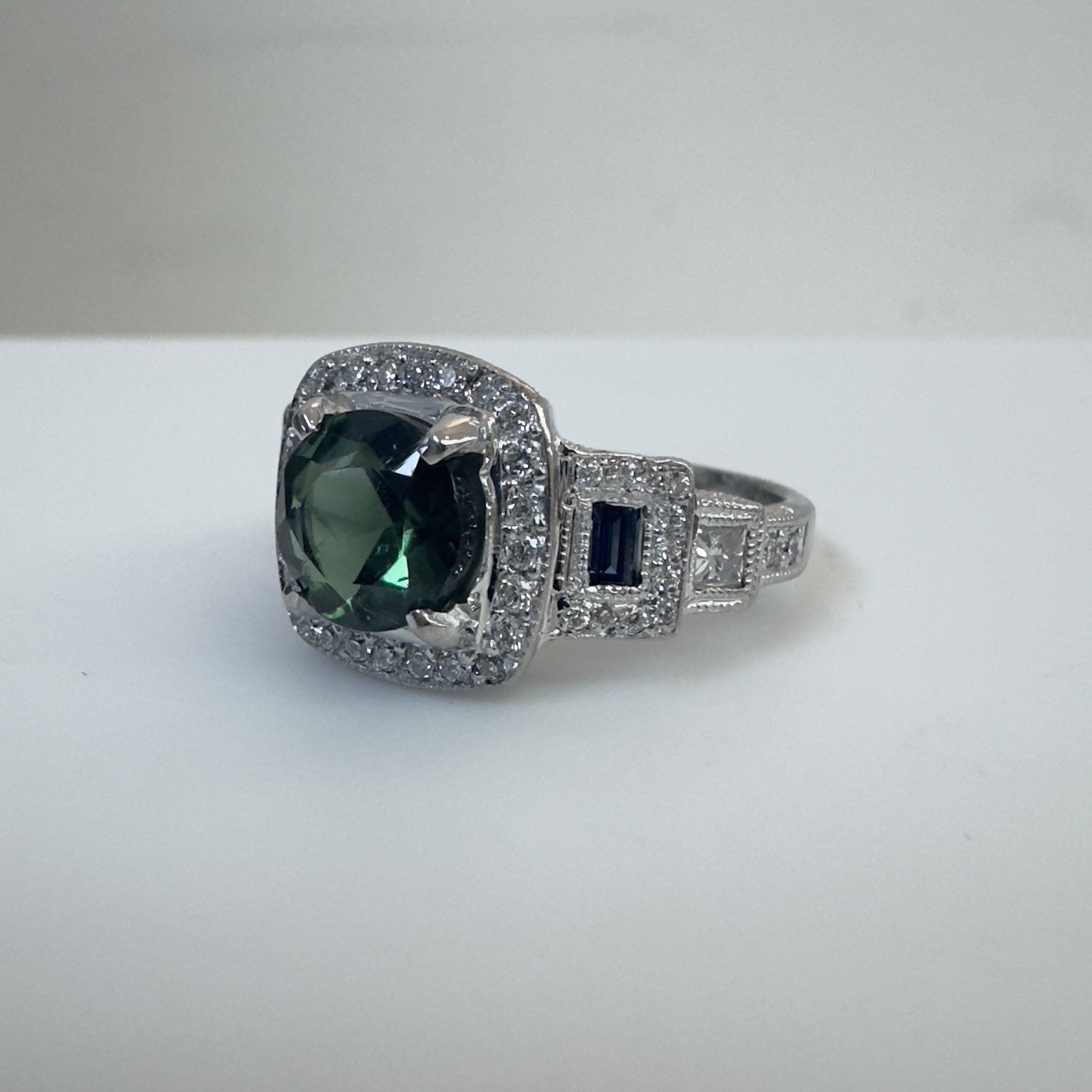 טבעת בסגנון וינטג׳ משובצת אבן ירוקה טבעית 1.52 קראט ואבני ספיר כחולות קטנות ויהלומים עגולים ופרינסס טבעיים 0.80 קראט צבע F ניקיון VS זהב 14K לבן מרכזית מק״ט 574