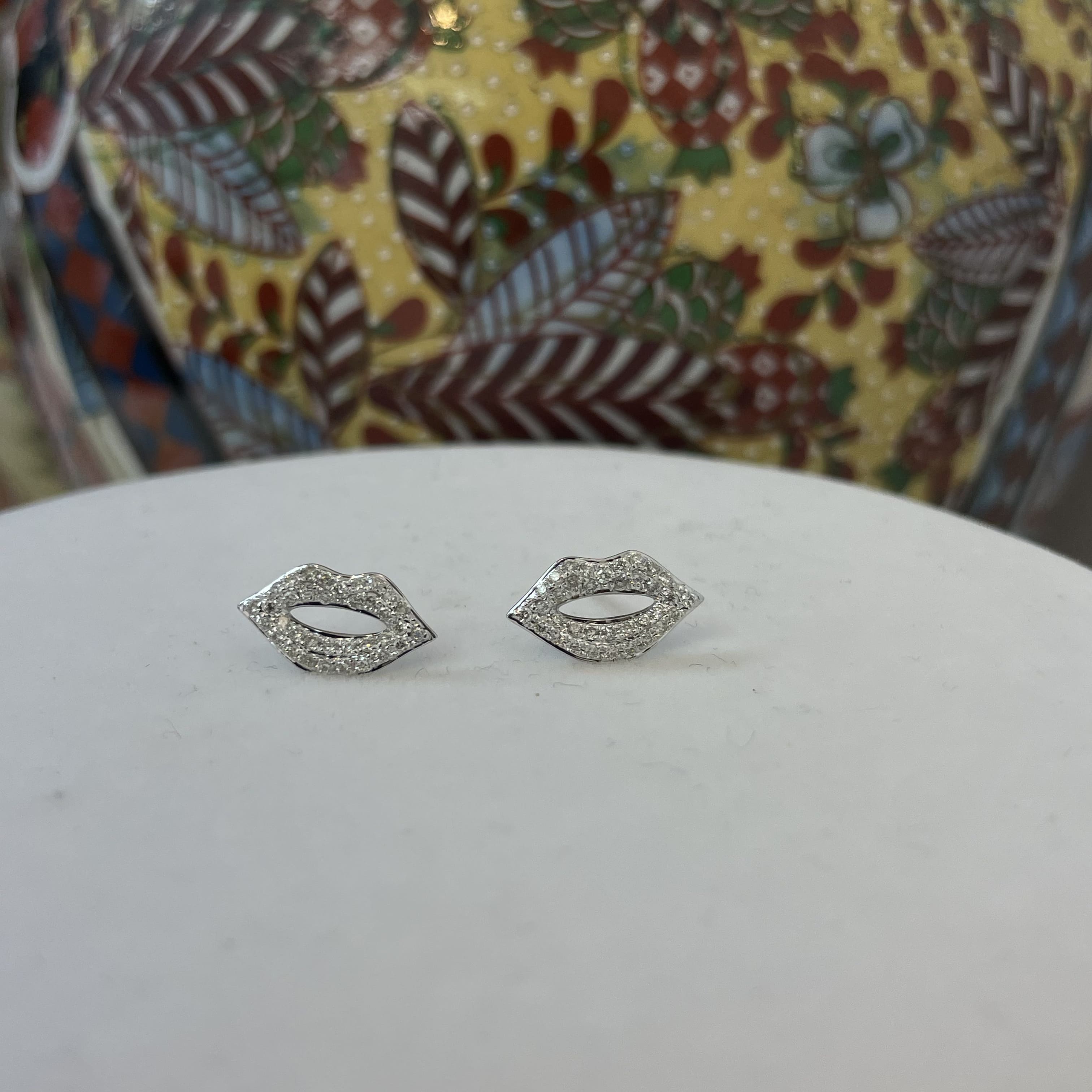 עגילים שפתיים משובצים יהלומים טבעיים 0.28 קראט צבע F ניקיון VS-SI זהב 14K לבן (מגיעים עם סוגרים) מק"ט 787