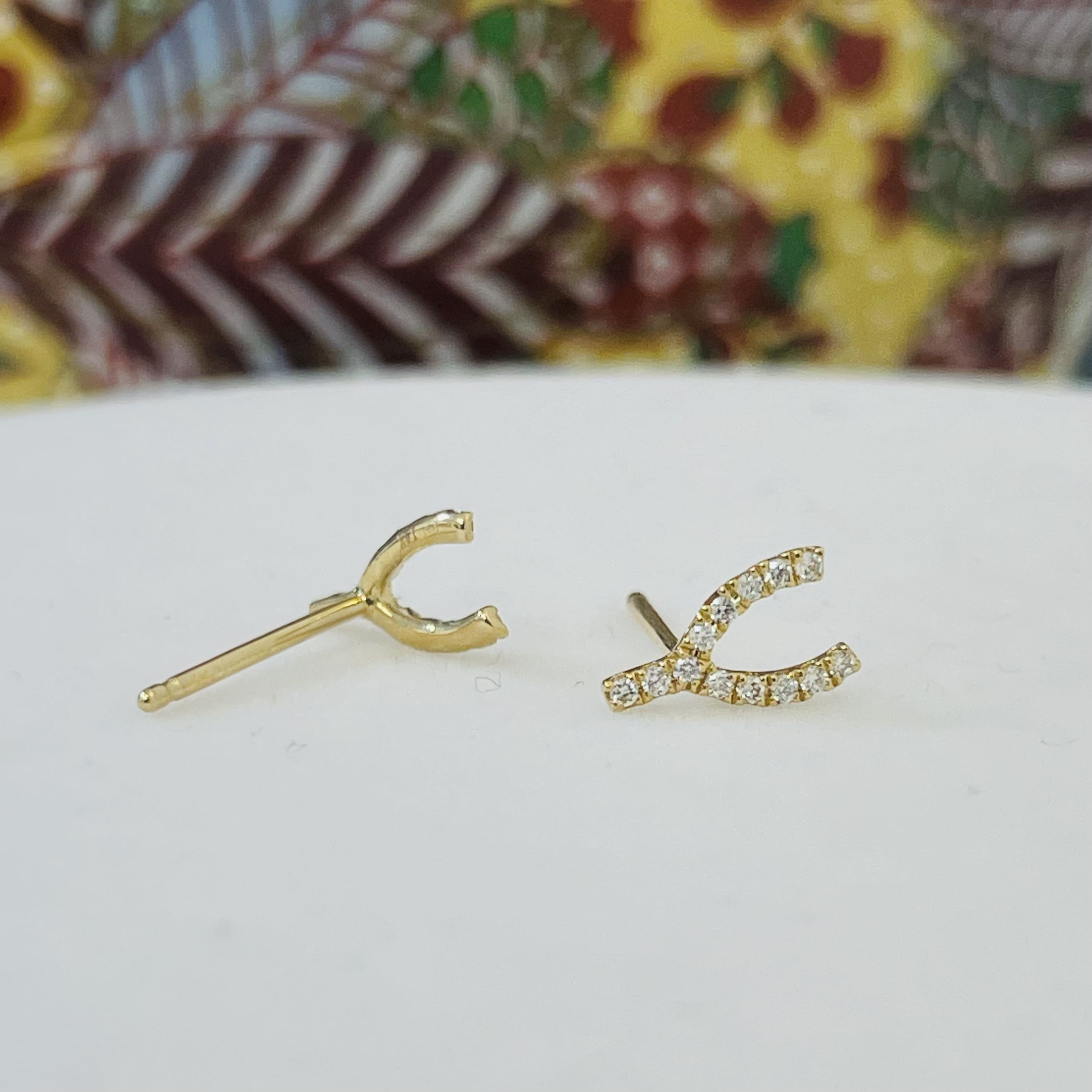 עגילים משובצים יהלומים טבעיים 0.09 קראט צבע F ניקיון VS-SI זהב 14K צהוב (מגיעים עם סוגרים) מק"ט 738