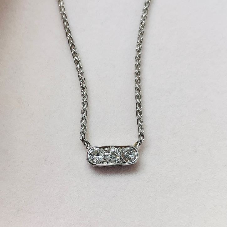 שרשרת עם תליון 3 יהלומים טבעיים 0.55 קראט צבע F ניקיון VS-SI זהב 14K לבן מק״ט 583