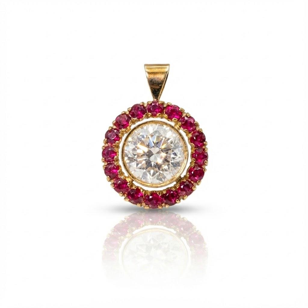 תליון יהלום מרכזי 1.50 קראט צבע G ניקיון I2 ומסביב אבני רובי טבעיות זהב 14K צהוב מק״ט J144