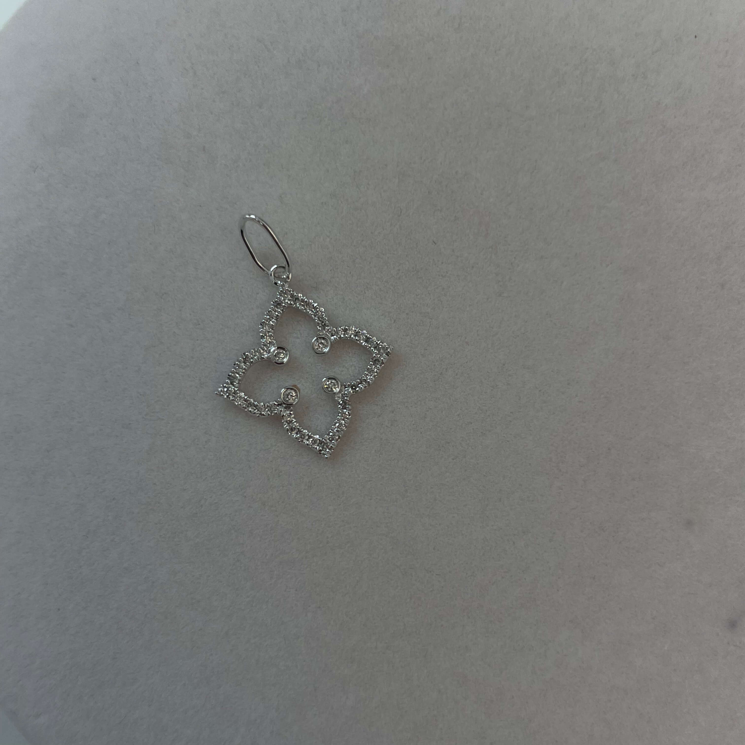 תליון יהלומים טבעיים בצורת פרח 0.11 קראט צבע F ניקיון VS-SI זהב 14K לבן מק״ט 709