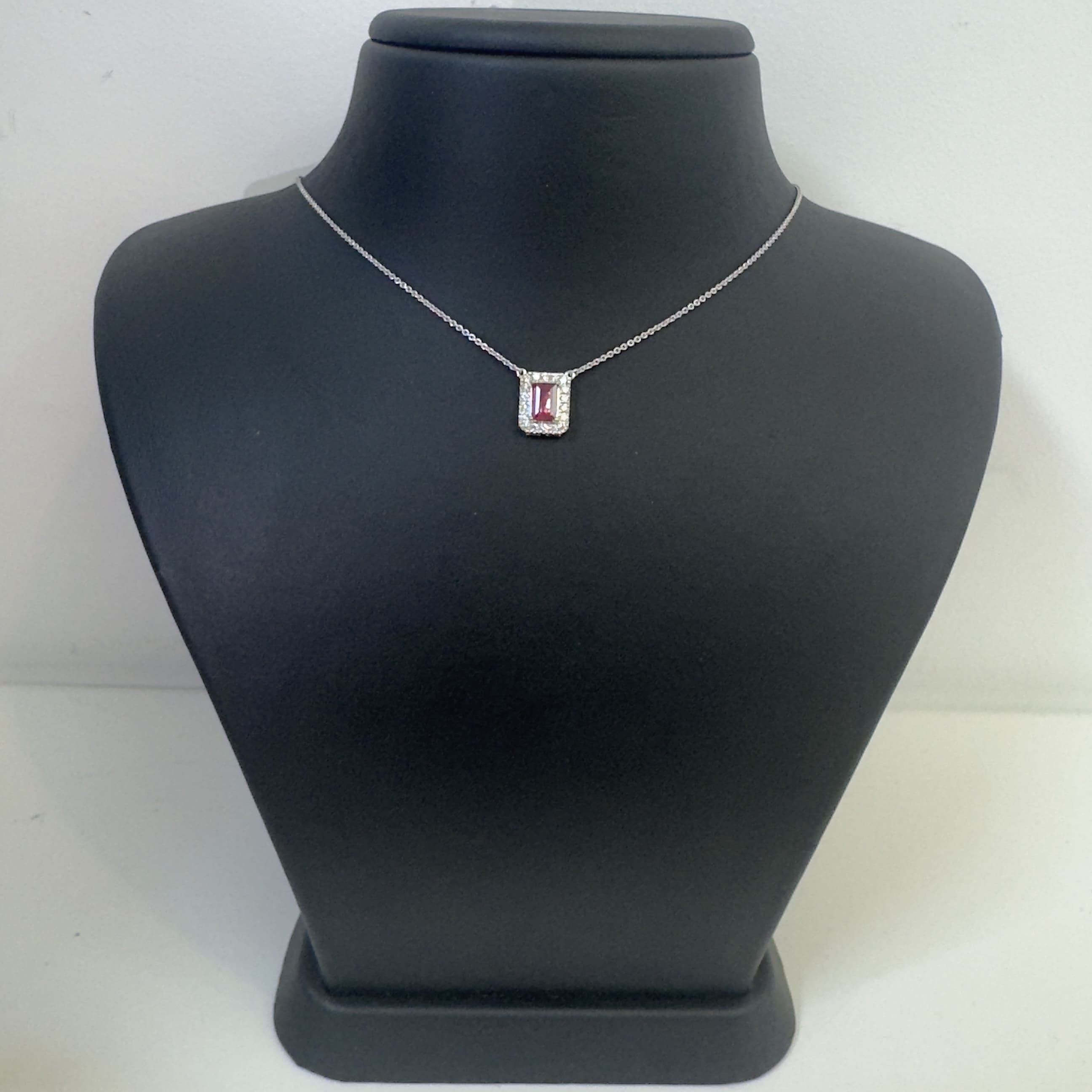 שרשרת זהב 18K משובצת אבן טורמלין טבעית מרכזית ושיבוץ היילו יהלומים טבעיים 0.20 קראט צבע F ניקיון VS מק״ט 522