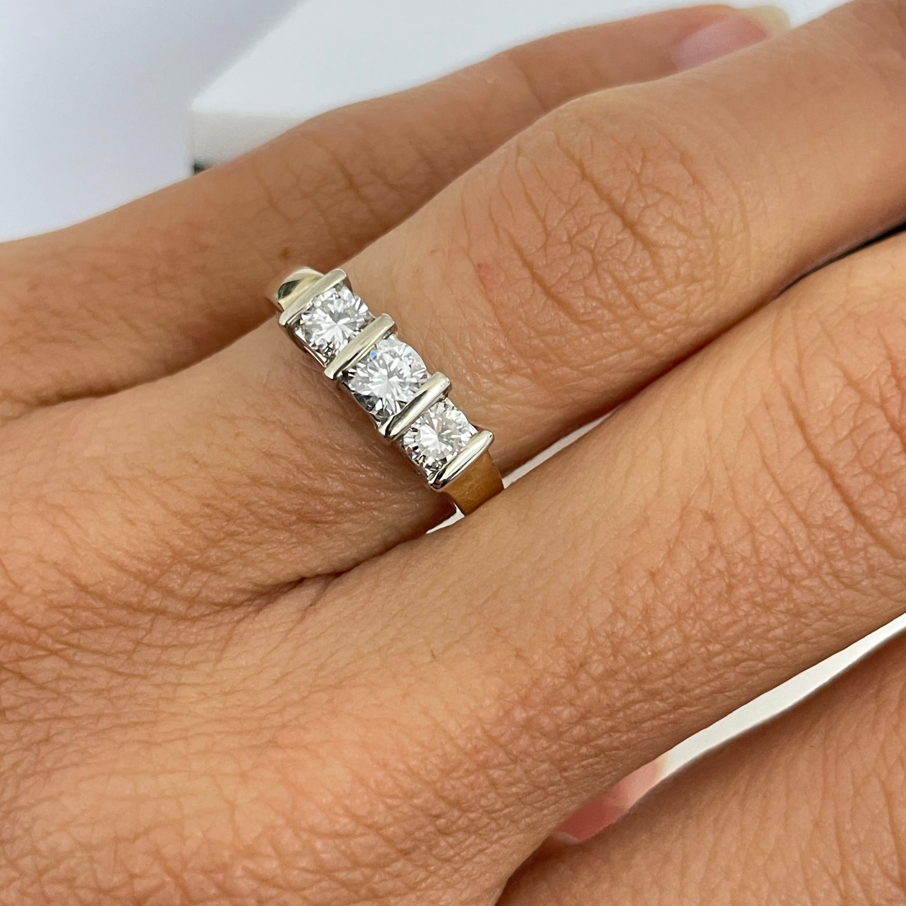 טבעת 3 יהלומים עגולים 0.67 קראט צבע F ניקיון VS זהב 14K צהוב מק"ט 547