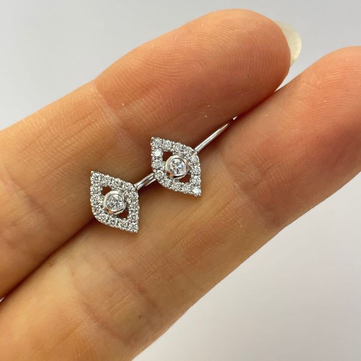 עגילי יהלומים טבעיים בעיצוב ״עין״ 0.25 קראט צבע F ניקיון VS זהב 14K לבן מק"ט 617