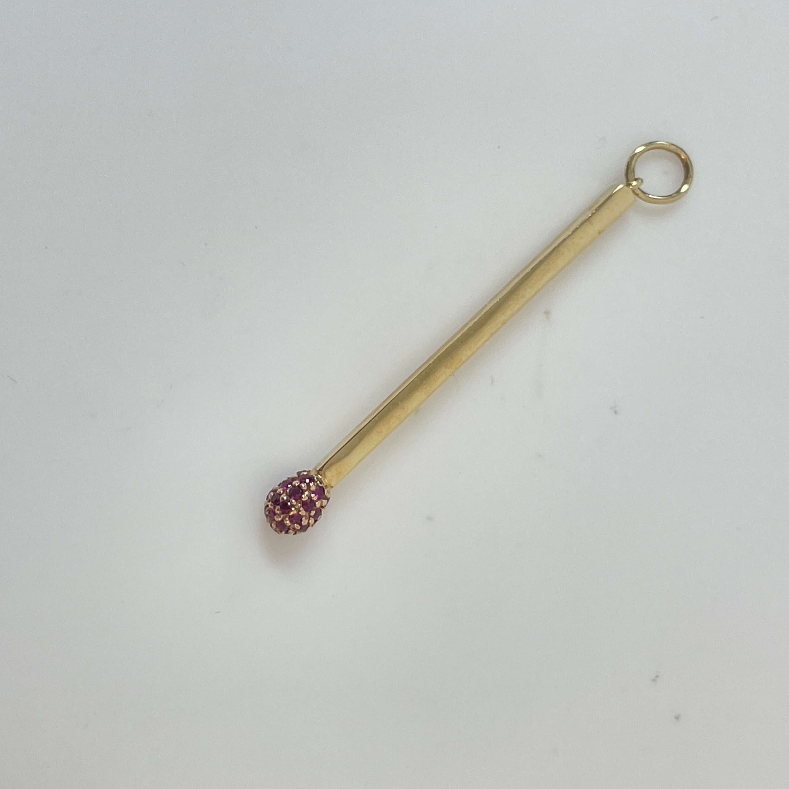 תליון בצורת גפרור משובץ ברובי טבעי 0.13 קראט זהב 14K צהוב מק״ט 660