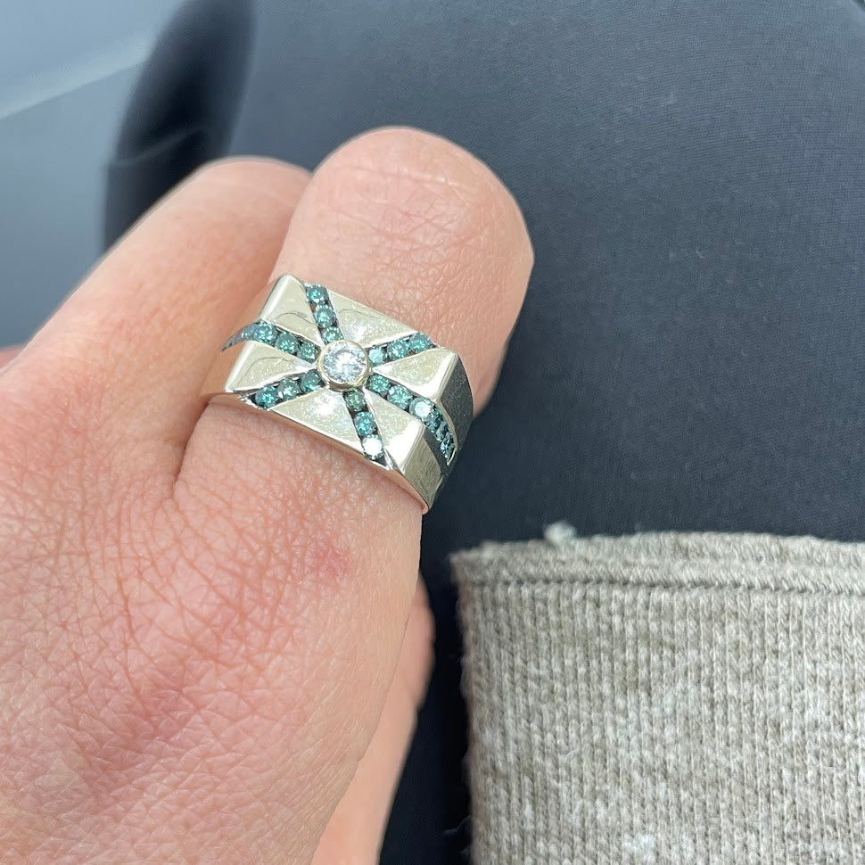 טבעת זהב צהוב 18K משובצת יהלומים טבעיים 0.35 יהלומים צבועים 0.18 אבן מרכזית צבע F נקיון VS