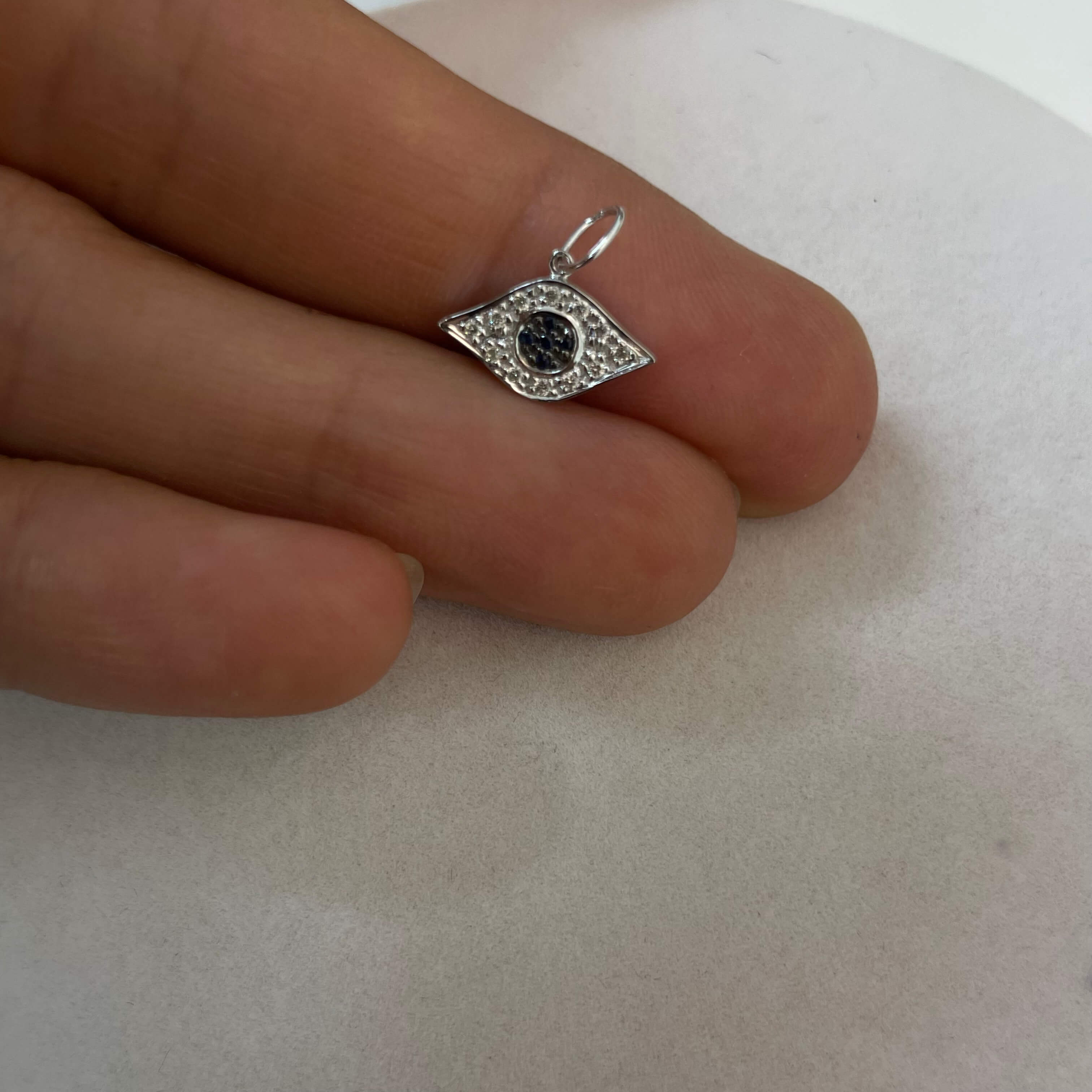 תליון יהלומים ואבני חן ספיר טבעיים בצורת עין 0.09 קראט יהלומים לבנים צבע F ניקיון VS-SI זהב 14K לבן מק״ט 703