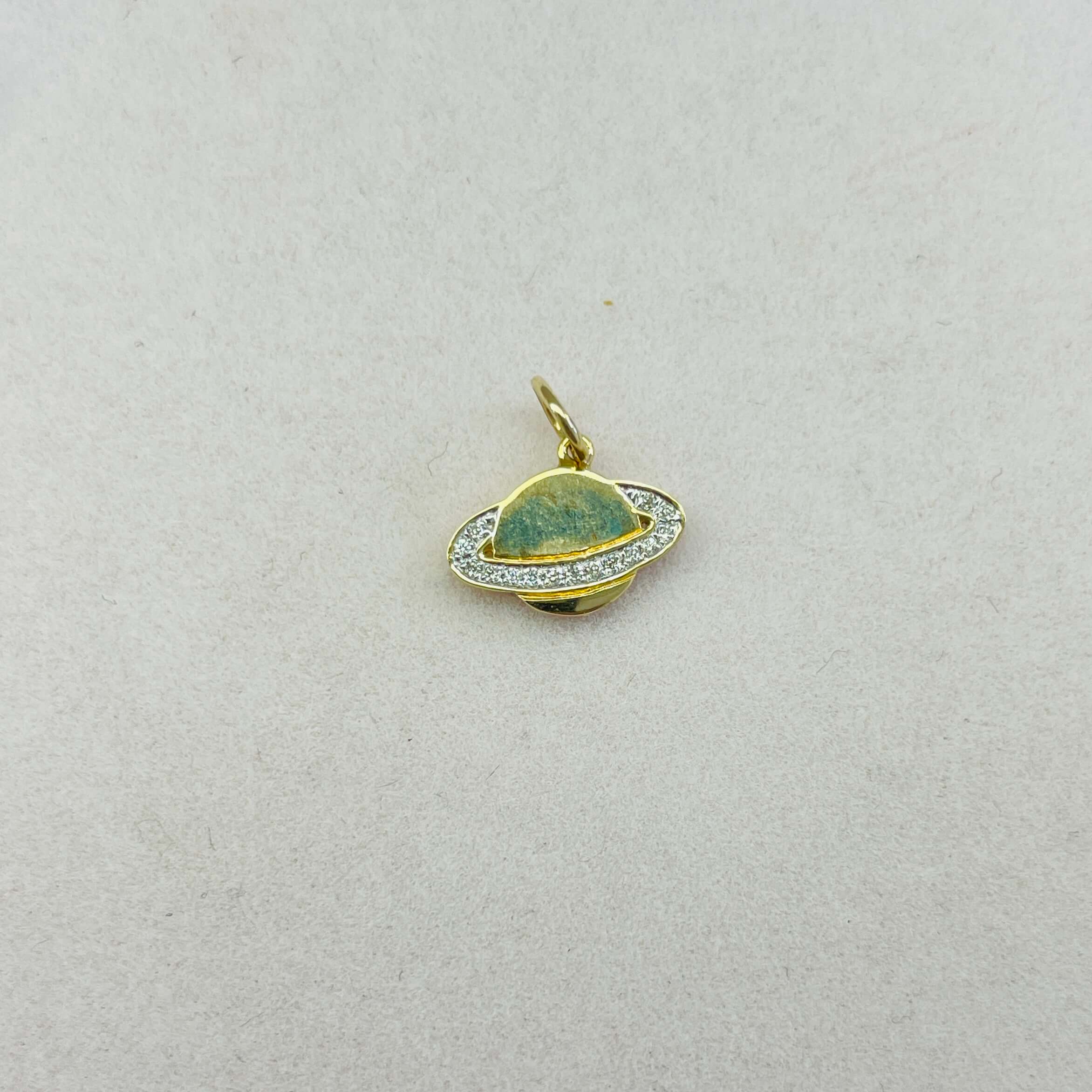 תליון יהלומים טבעיים בצורת כוכב שבתאי 0.03 קראט צבע F ניקיון VS זהב צהוב 14K מק״ט 626