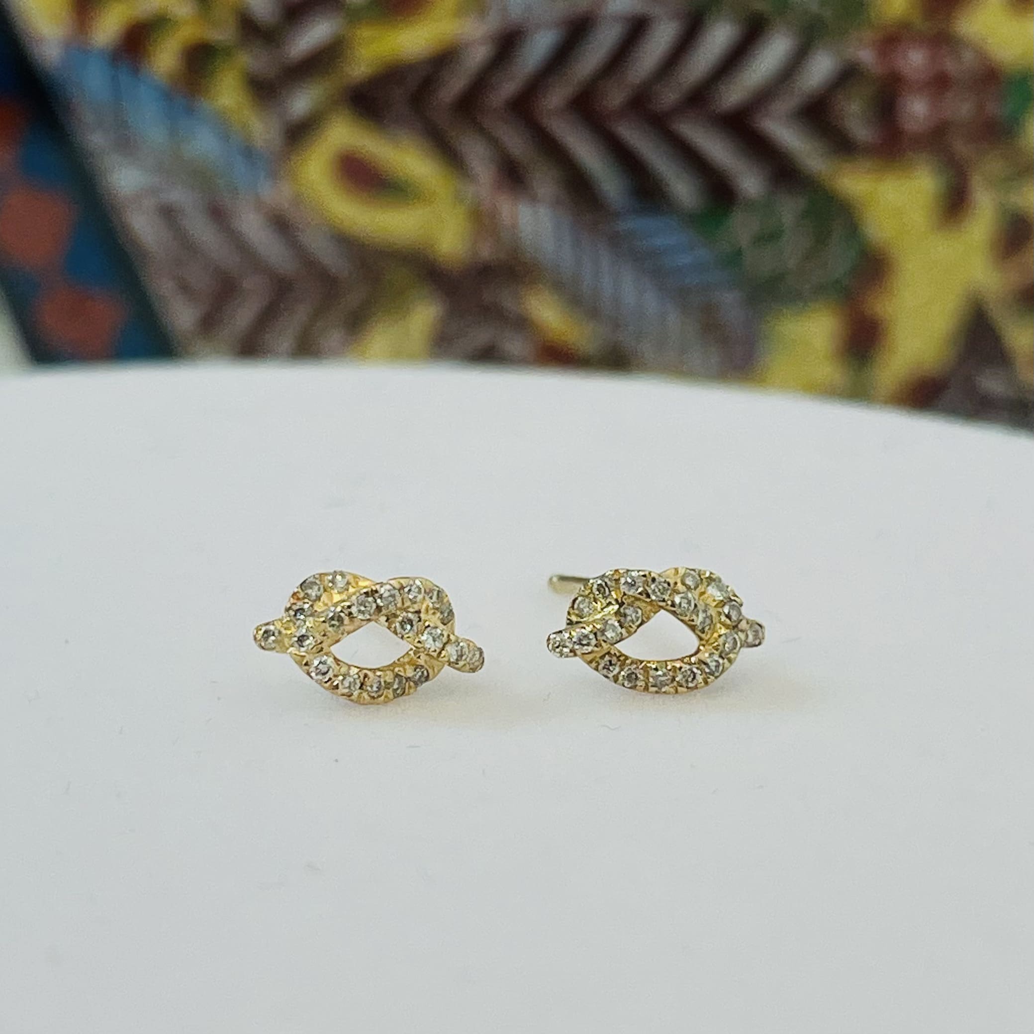 עגילים צמה משובצים יהלומים טבעיים 0.12 קראט צבע F ניקיון VS-SI זהב 14K צהוב (מגיעים עם סוגרים) מק"ט 760