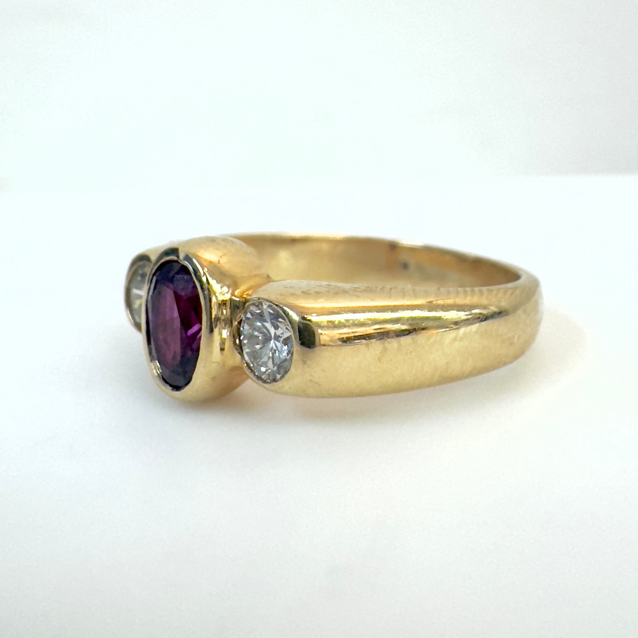 טבעת זהב משובצת אבן רובי מרכזית טבעית נקייה מאוד 0.85 קראט ויהלומים טבעיים 0.50 קראט צבע F ניקיון VS זהב 14K צהוב מק״ט 553