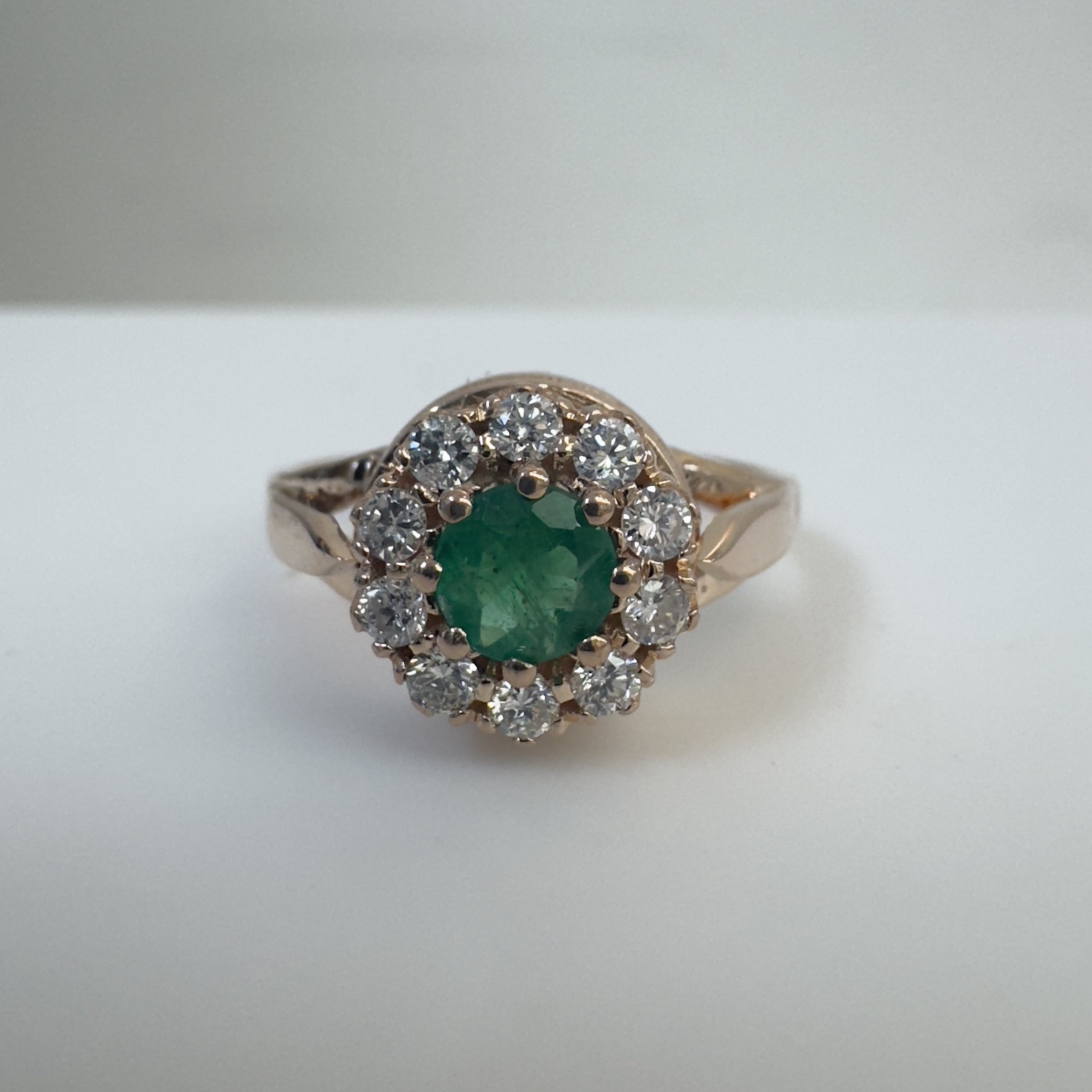 טבעת אמרלד טבעית 0.50 קראט עם שיבוץ יהלומים טבעיים היילו 0.22 קראט צבע F ניקיון VS זהב 14K רוז גולד מק״ט 2079