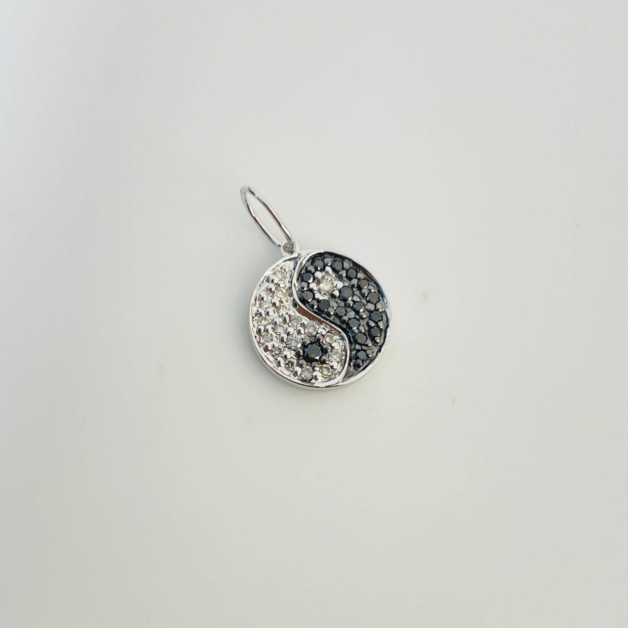 תליון יינג ויאנג 0.17 קראט יהלומים טבעיים שחורים ולבנים צבע F ניקיון VS-SI זהב 14K לבן מק״ט 685