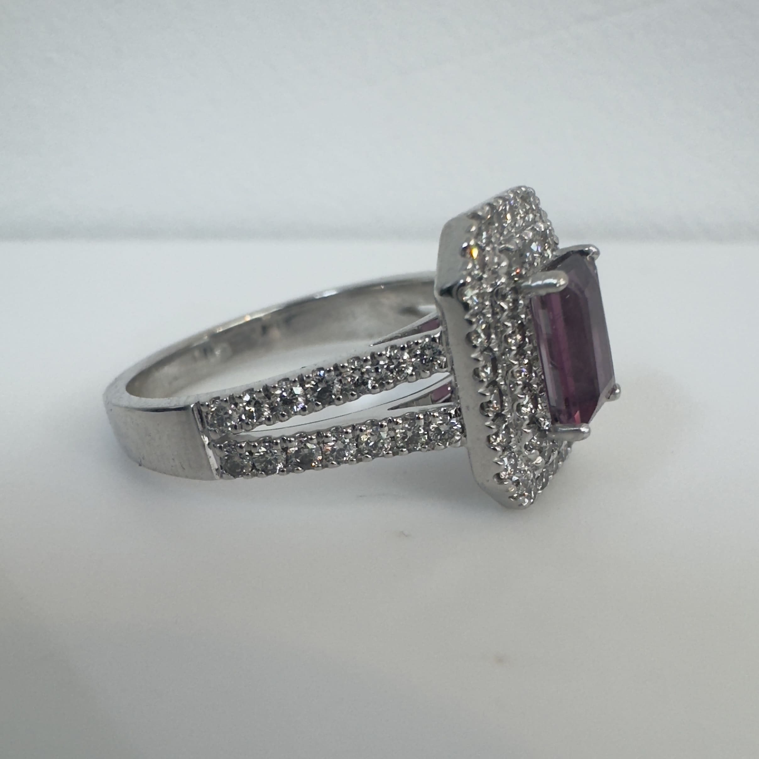 טבעת זהב לבן 18K משובצת אבן רובילייט טבעית מרכזית 1.00 קראט בשיבוץ יהלומים היילו כפול ושתי שורות יהלומים 0.80 קראט צבע F ניקיון VS מק״ט 766