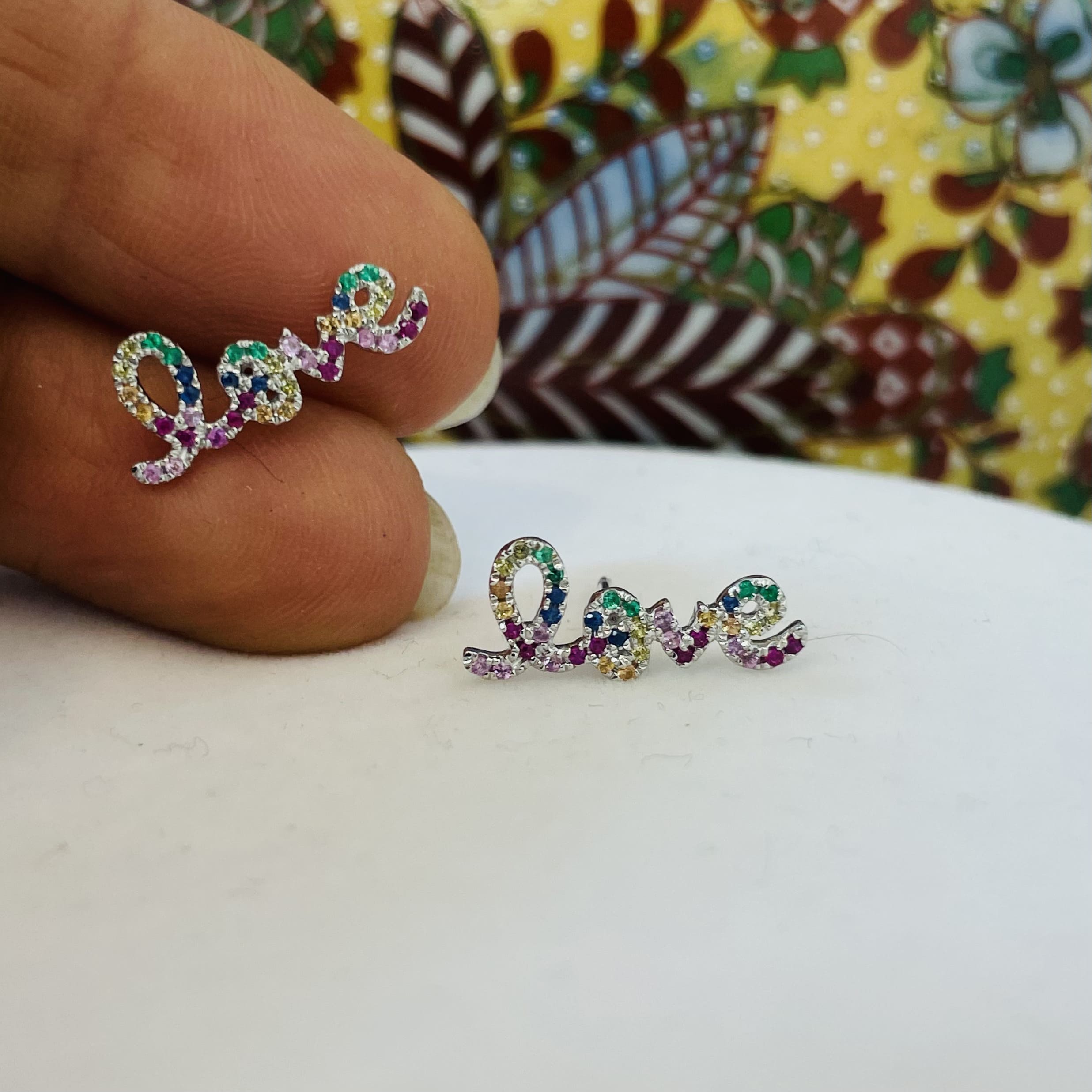 עגילים ״Love״ משובצים אבני חן טבעיות 0.26 קראט זהב 14K לבן (מגיעים עם סוגרים) מק"ט 762