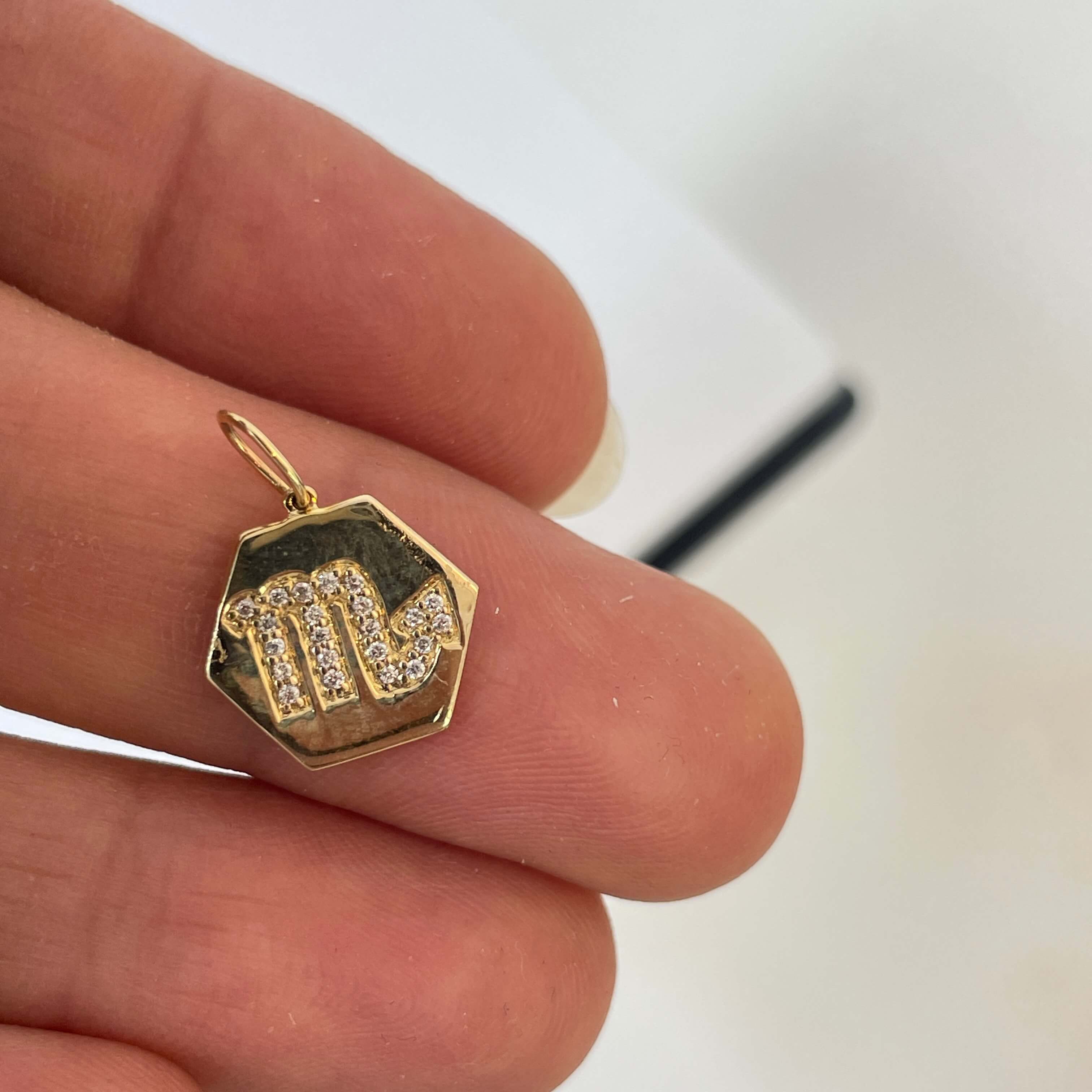 תליון זהב בצורת מחומש עם חריטת M משובץ יהלומים טבעיים 0.07 קראט צבע F ניקיון VS זהב 14K צהוב מק״ט 667