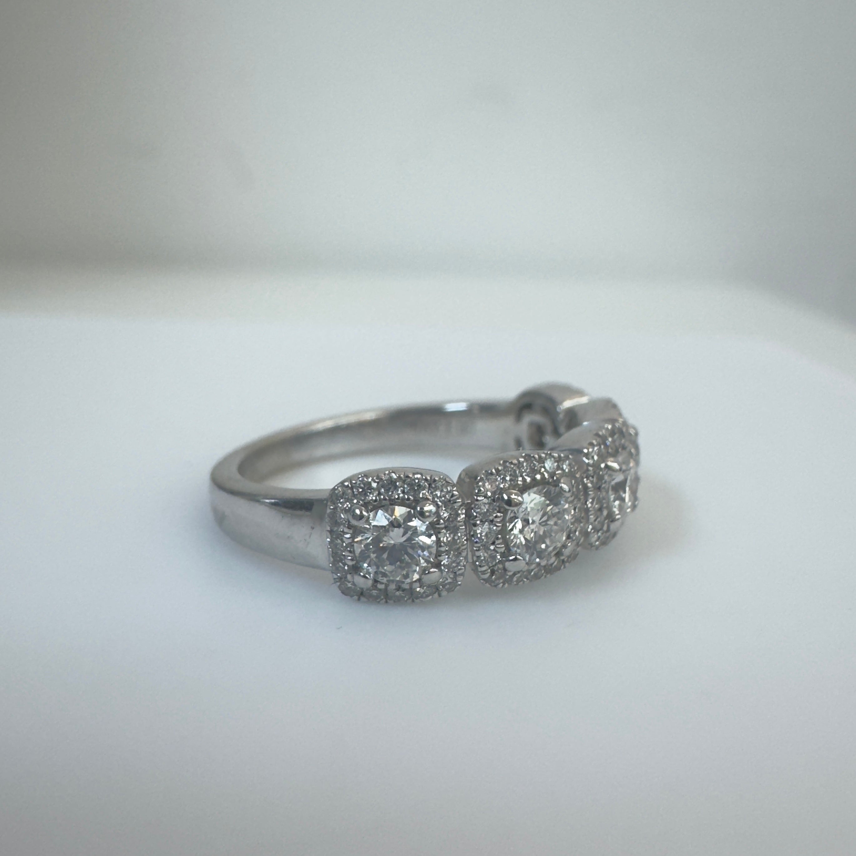 טבעת 5 יהלומים בשיבוץ היילו יהלומים קטנים מסביבם טבעיים 1.04 קראט צבע E ניקיון VS זהב 14K לבן מק"ט 338