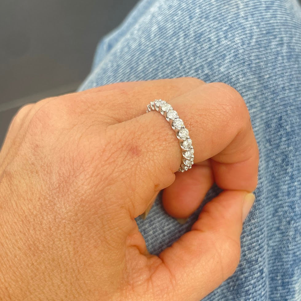 טבעת ETERNITY זהב לבן 18K משובצת יהלומים טבעיים 2.2 קראט צבע F נקיון VS