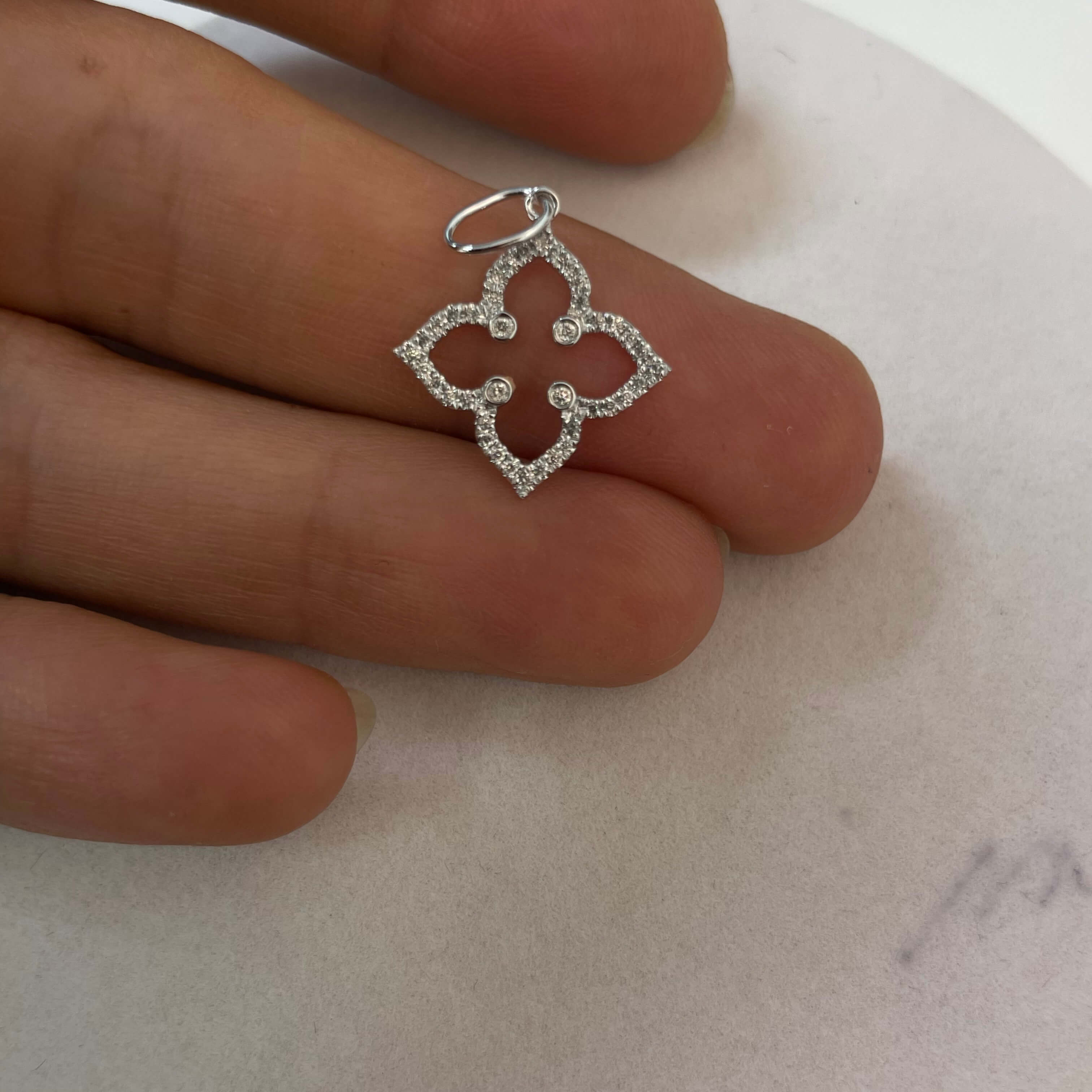 תליון יהלומים טבעיים בצורת פרח 0.11 קראט צבע F ניקיון VS-SI זהב 14K לבן מק״ט 709