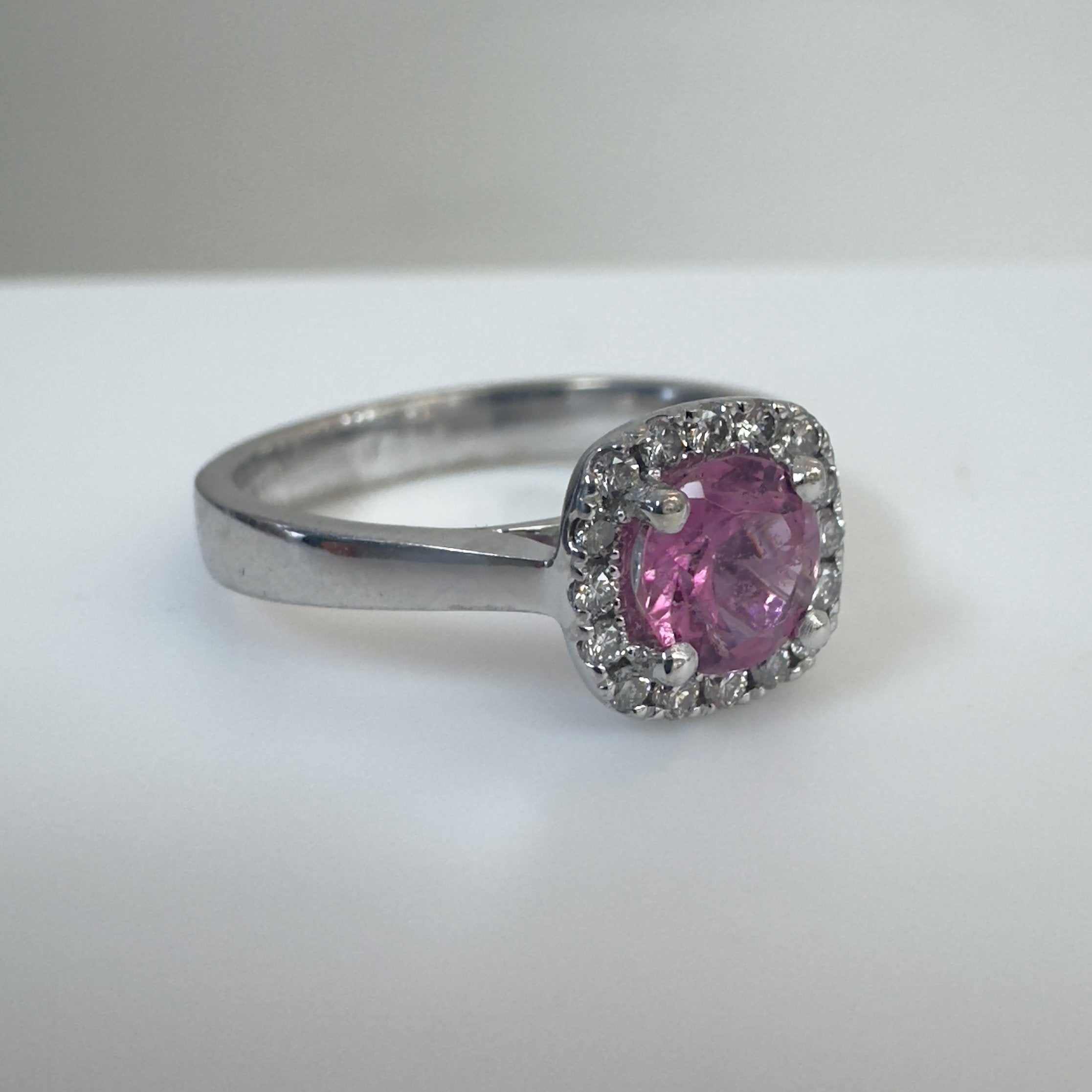 טבעת ספיר ורודה טבעית מרכזית 0.57 קראט ושיבוץ היילו יהלומים טבעיים 0.18 קראט צבע F ניקיון VS זהב 18K לבן מק״ט 733