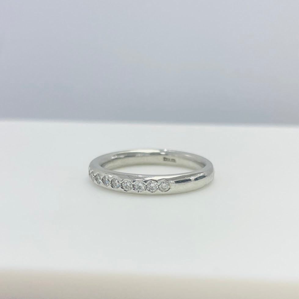 טבעת דקה פלטינה,  משובצת יהלומים טבעיים 0.30 קראט צבע F  נקיון VS מק"ט 96