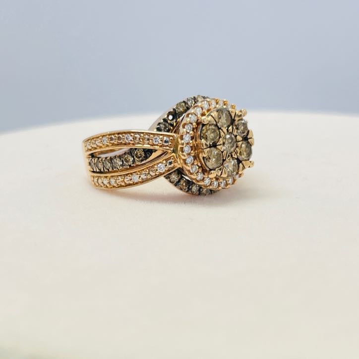 טבעת פרח היילו 1.10 קראט יהלומים חומים ולבנים טבעיים צבע F ניקיון VS זהב 14K רוז גולד מק״ט 555