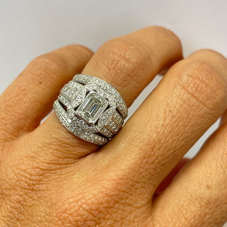 טבעת יהלום טבעי GIA מרכזי 1.08 קראט צורת אמרלד צבע I ניקיון VS ו5 שורות יהלומים טבעיים 1.50 קראט צבע F ניקיון VS זהב 14K לבן מק״ט 561