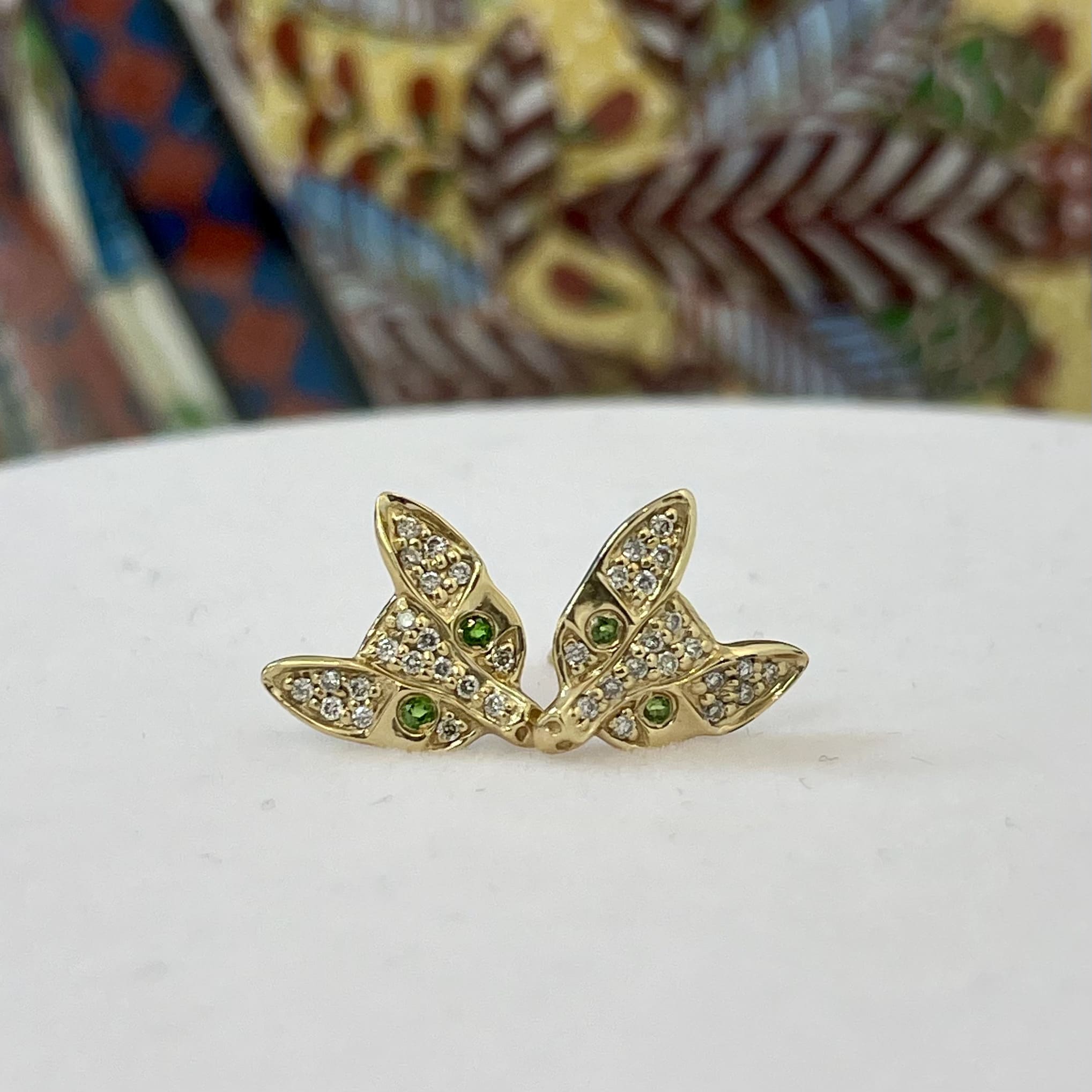 עגילים ״חתול״ משובצים יהלומים ואבני חן טבעיים 0.19 קראט יהלומים צבע F ניקיון VS-SI זהב 14K צהוב (מגיעים עם סוגרים) מק"ט 769