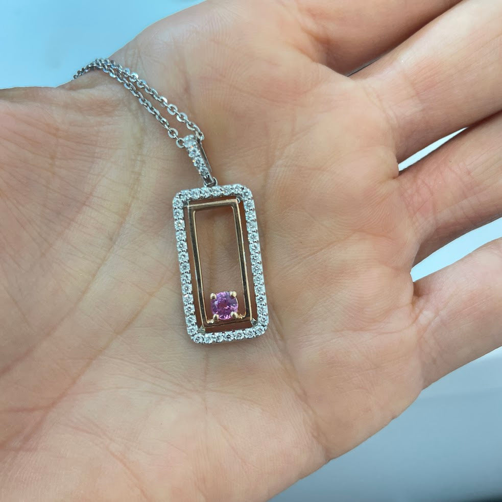 שרשרת זהב לבן 14K עם שילוב רוז גולד משובצת 0.35 קראט יהלומים טבעיים צבע F נקיון VS  ואבן ספיר 0.55 קראטמ
