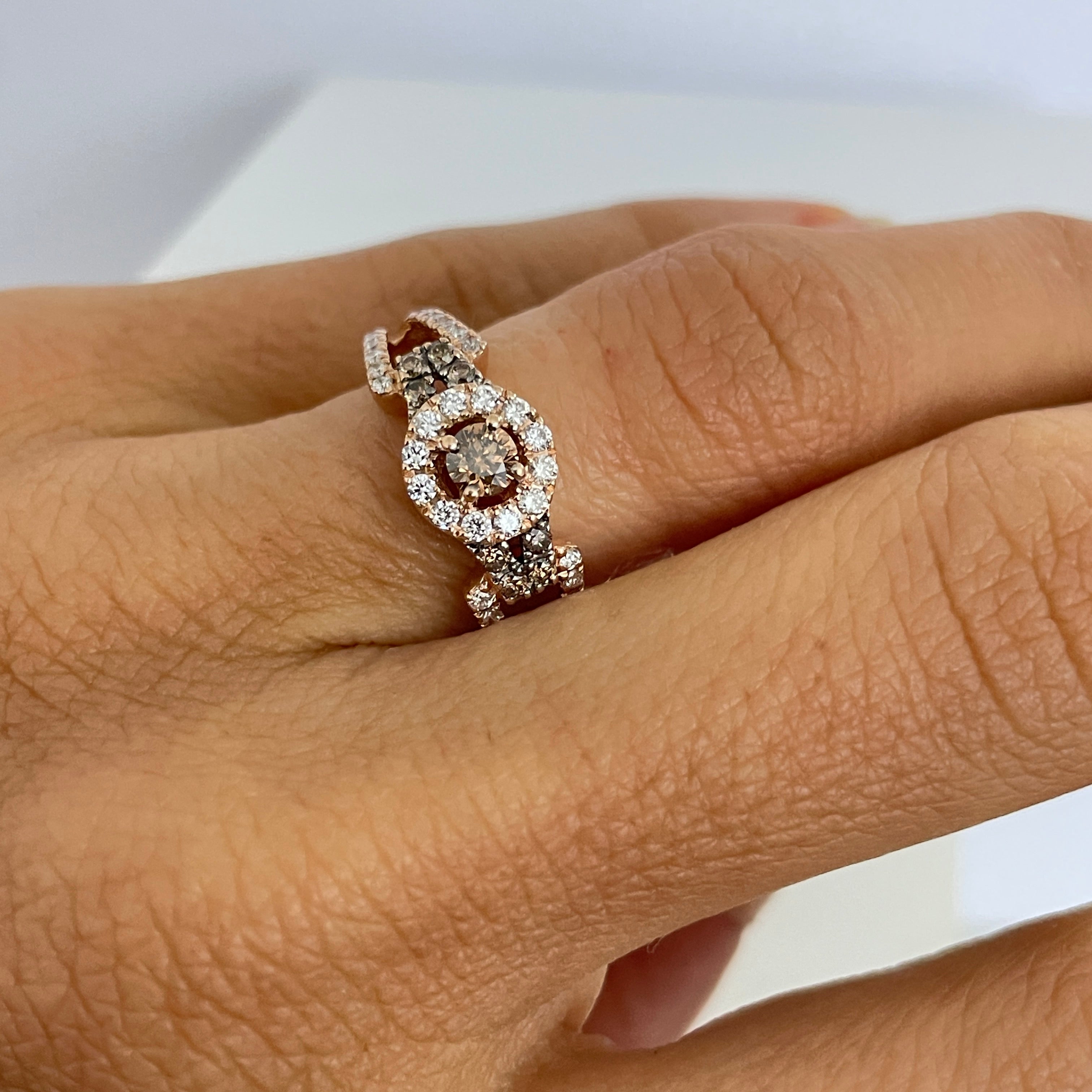 טבעת יהלום חום טבעי בשיבוץ היילו יהלומים חומים ולבנים טבעיים 0.70 קראט צבע F ניקיון VS רוז גולד 14K מק"ט 533