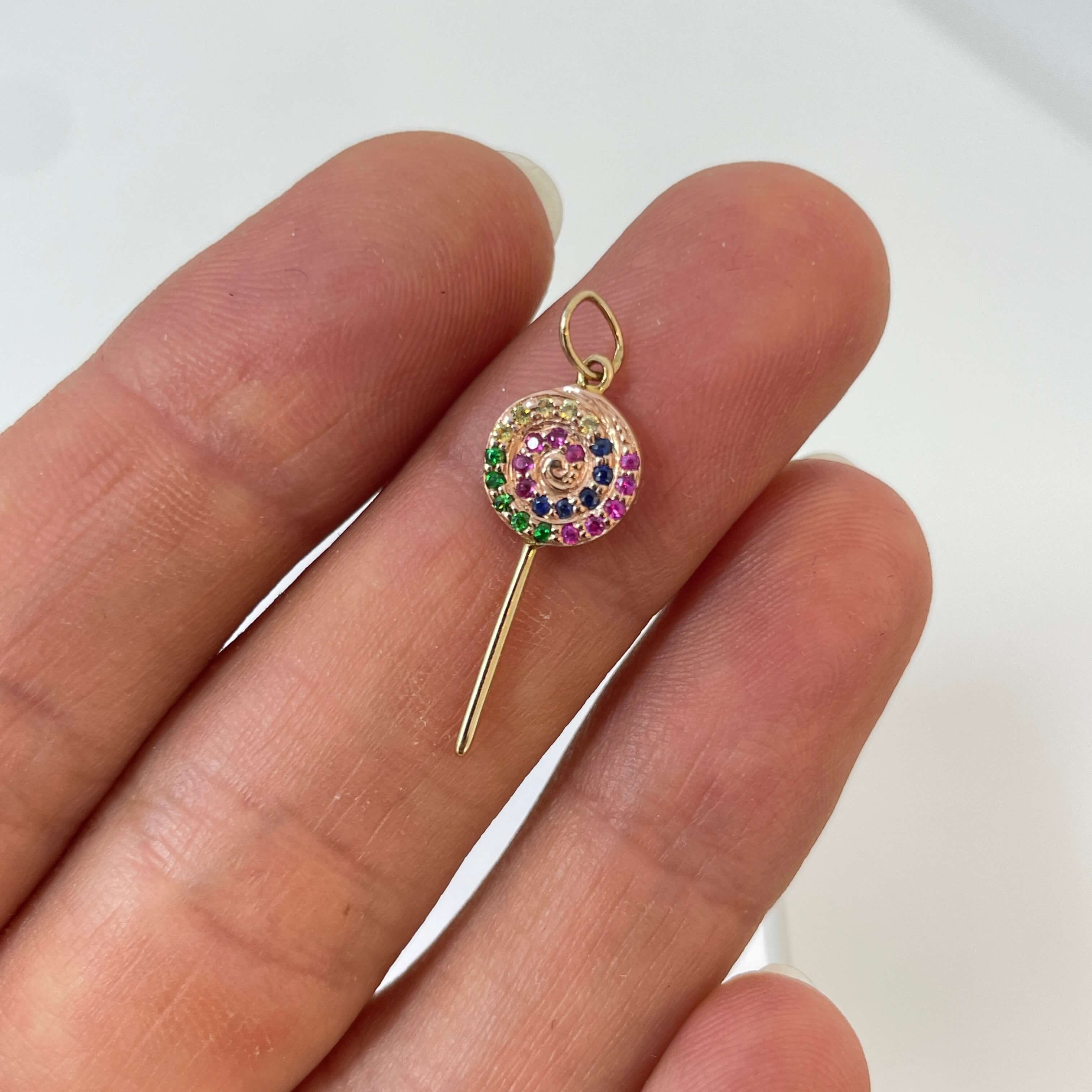 תליון צורת סוכריה משובץ ספירים צבעוניות טבעיות 0.15 קראט זהב 14K צהוב מק״ט 641