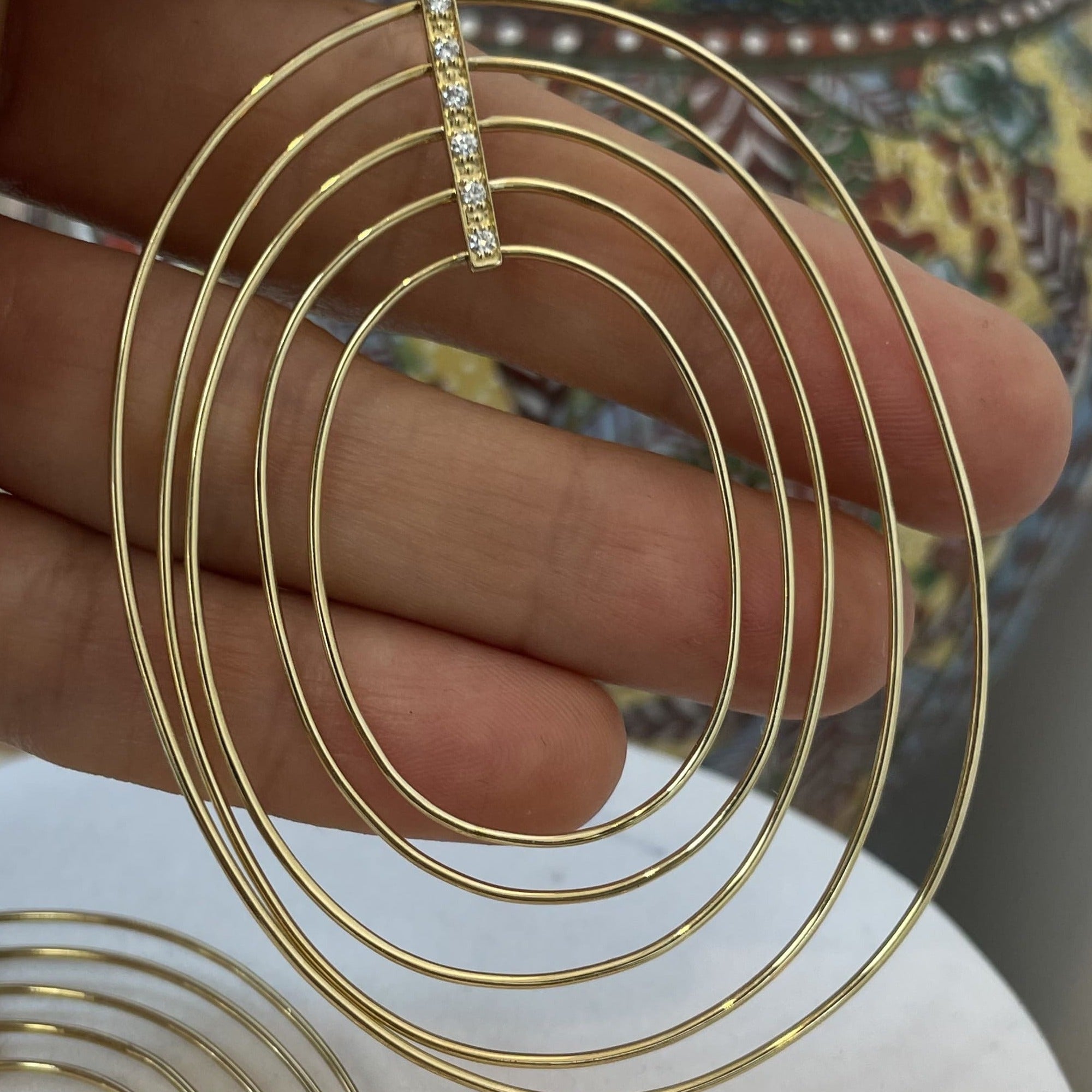 עגילי 5 חישוקים תלויים עם שיבוץ 0.15 קראט שורת יהלומים טבעיים צבע F ניקיון VS-SI זהב 14K צהוב מק״ט 737