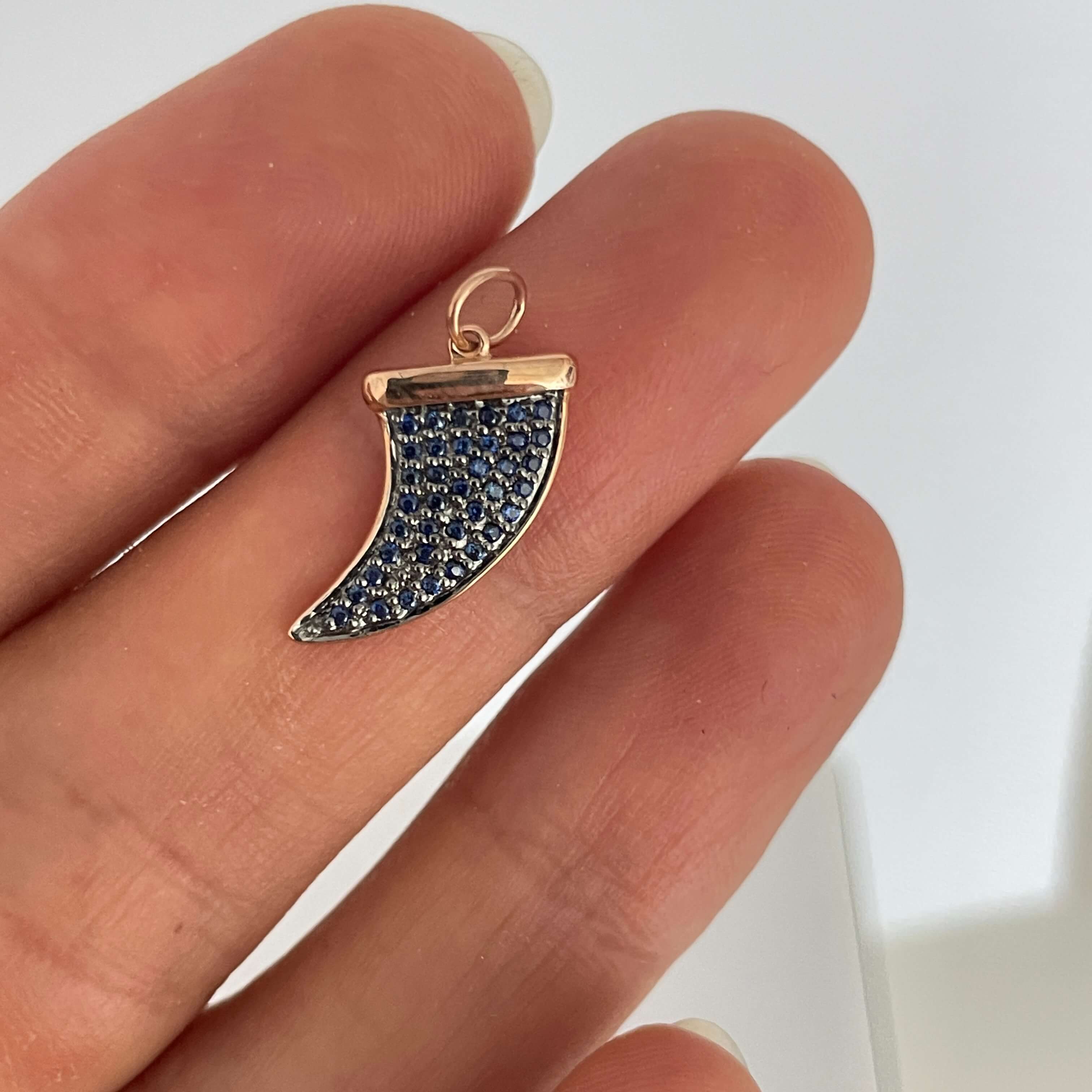 תליון ספירים כחולות טבעיות בצורת שן כריש 0.17 קראט זהב 14K רוז גולד מק״ט 637