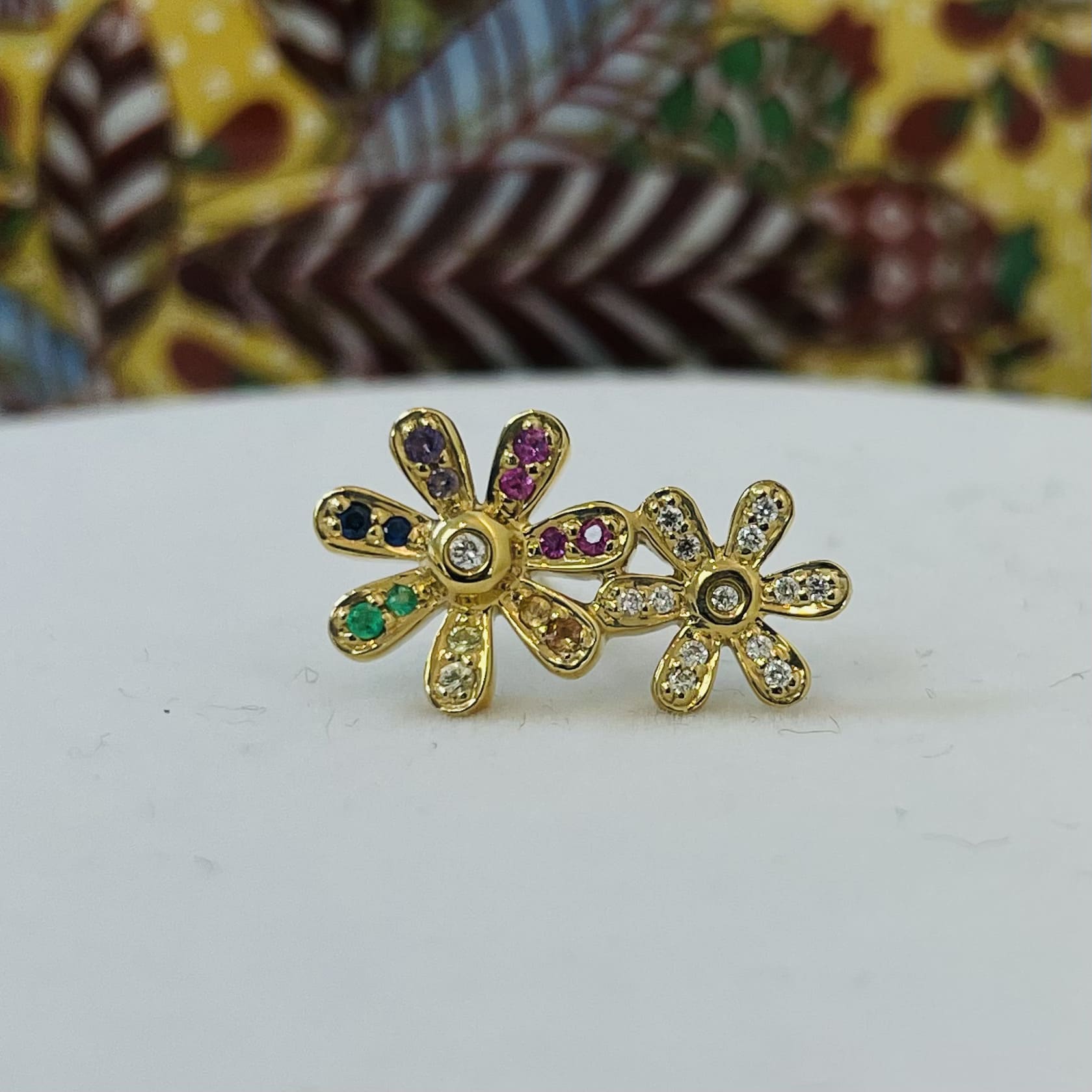 עגיל בודד 2 פרחים משובצים יהלומים ואבני חן טבעיים 0.16 קראט 14K צהוב (מגיע עם סוגר) מק"ט 784