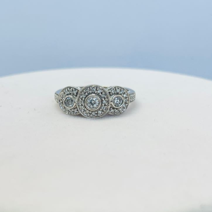 טבעת יהלומים טבעיים מתלכדים לשלושה עיגולים גדולים 0.75 קראט צבע F ניקיון SI זהב 14K לבן מק״ט 567