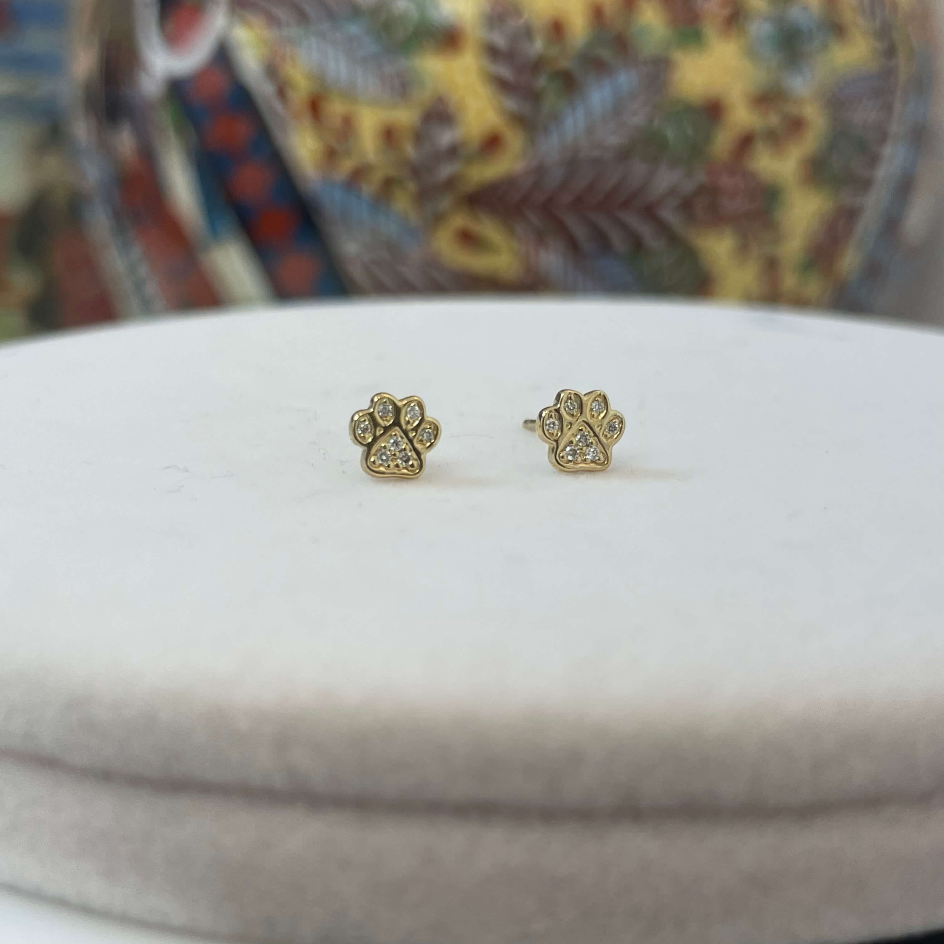 עגילים ״כף אריה״ משובץ יהלומים לבנים טבעיים 0.04 קראט צבע F ניקיון VS-SI זהב 14K צהוב (מגיעים עם סוגרים) מק"ט 735