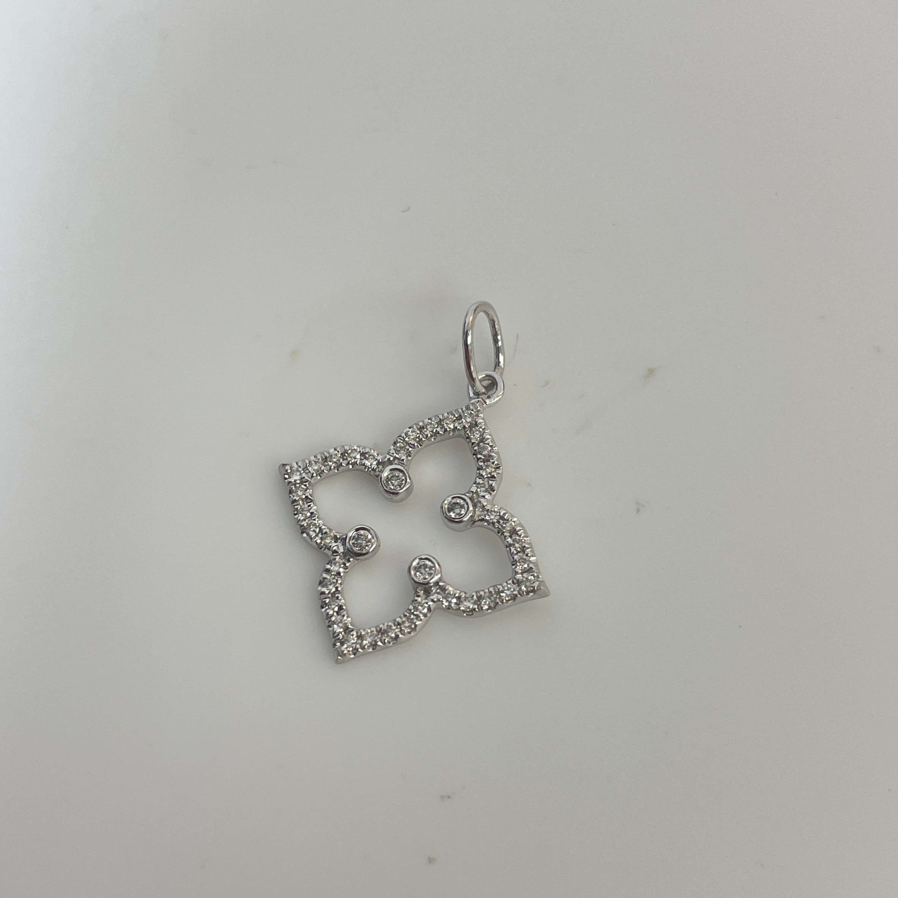 תליון יהלומים טבעיים בצורת פרח 0.11 קראט צבע F ניקיון VS-SI זהב 14K לבן מק״ט 677